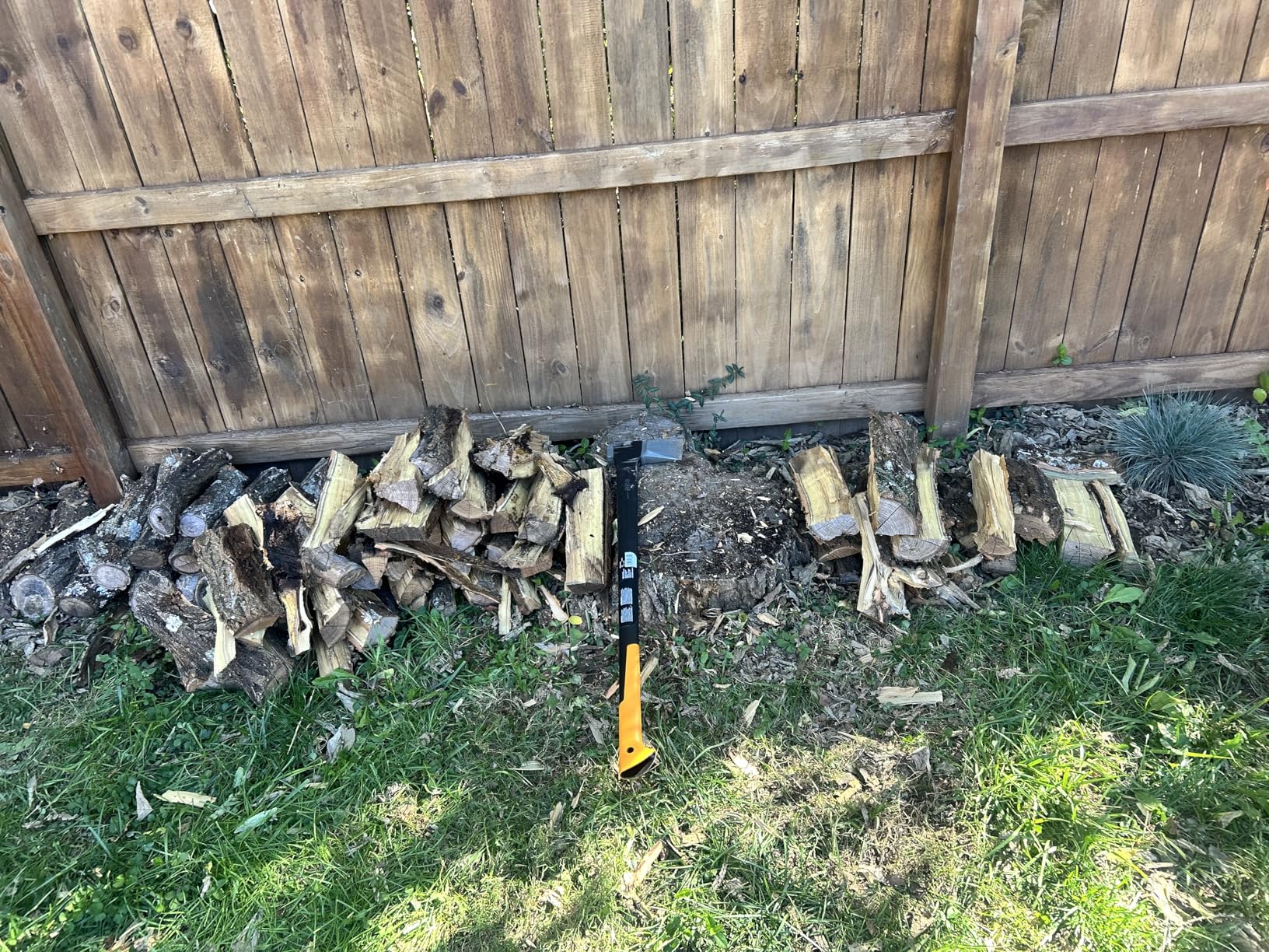 Fiskars X7 Hatchet Lightweight Wood Splitter for Small to Medium Size Kindling with Proprietary Blade and Shock-Absorbing FiberComp Handle, Lawn and Garden Tool, 14 inch, 1.5 pounds - Customer Photo 2