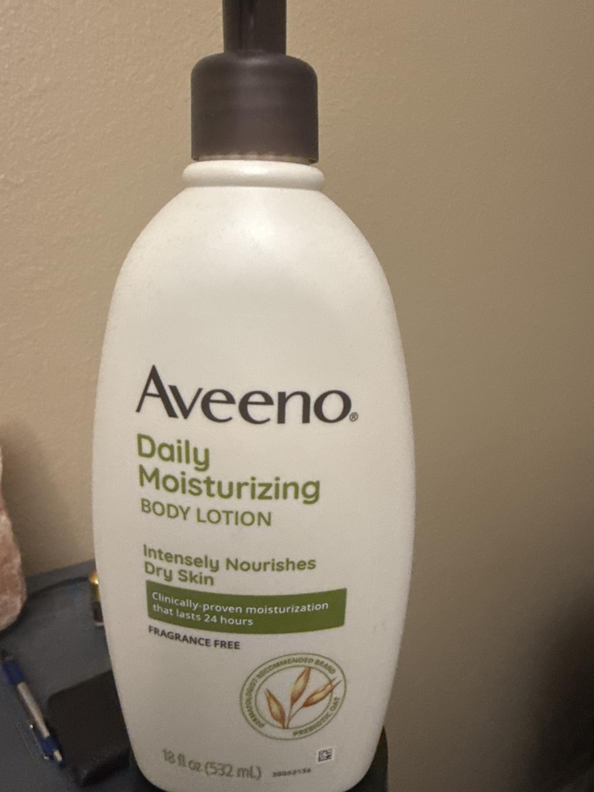Aveeno Daily Moisturizing Body Lotion for Dry Skin with Prebiotic Oat, Fragrance & Paraben Free, Non-Greasy, Non-Comedogenic, for Sensitive Skin & 48-Hour Moisturizer 18 Fl Oz Customer Review Aveeno Daily Moisturizing Body Lotion for Dry Skin with Prebiotic Oat, Fragrance & Paraben Free, Non-Greasy, Non-Comedogenic, for Sensitive Skin & 48-Hour Moisturizer 18 Fl Oz - Customer Photo 1