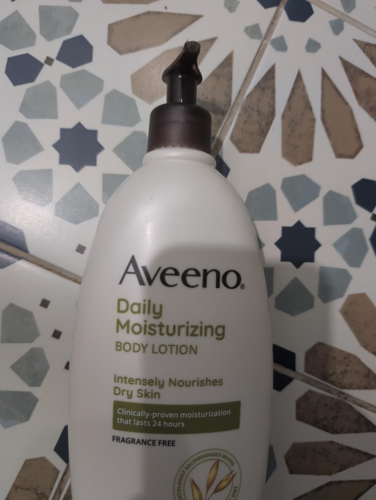 Aveeno Daily Moisturizing Body Lotion for Dry Skin with Prebiotic Oat, Fragrance & Paraben Free, Non-Greasy, Non-Comedogenic, for Sensitive Skin & 48-Hour Moisturizer 18 Fl Oz Customer Review Aveeno Daily Moisturizing Body Lotion for Dry Skin with Prebiotic Oat, Fragrance & Paraben Free, Non-Greasy, Non-Comedogenic, for Sensitive Skin & 48-Hour Moisturizer 18 Fl Oz - Customer Photo 2