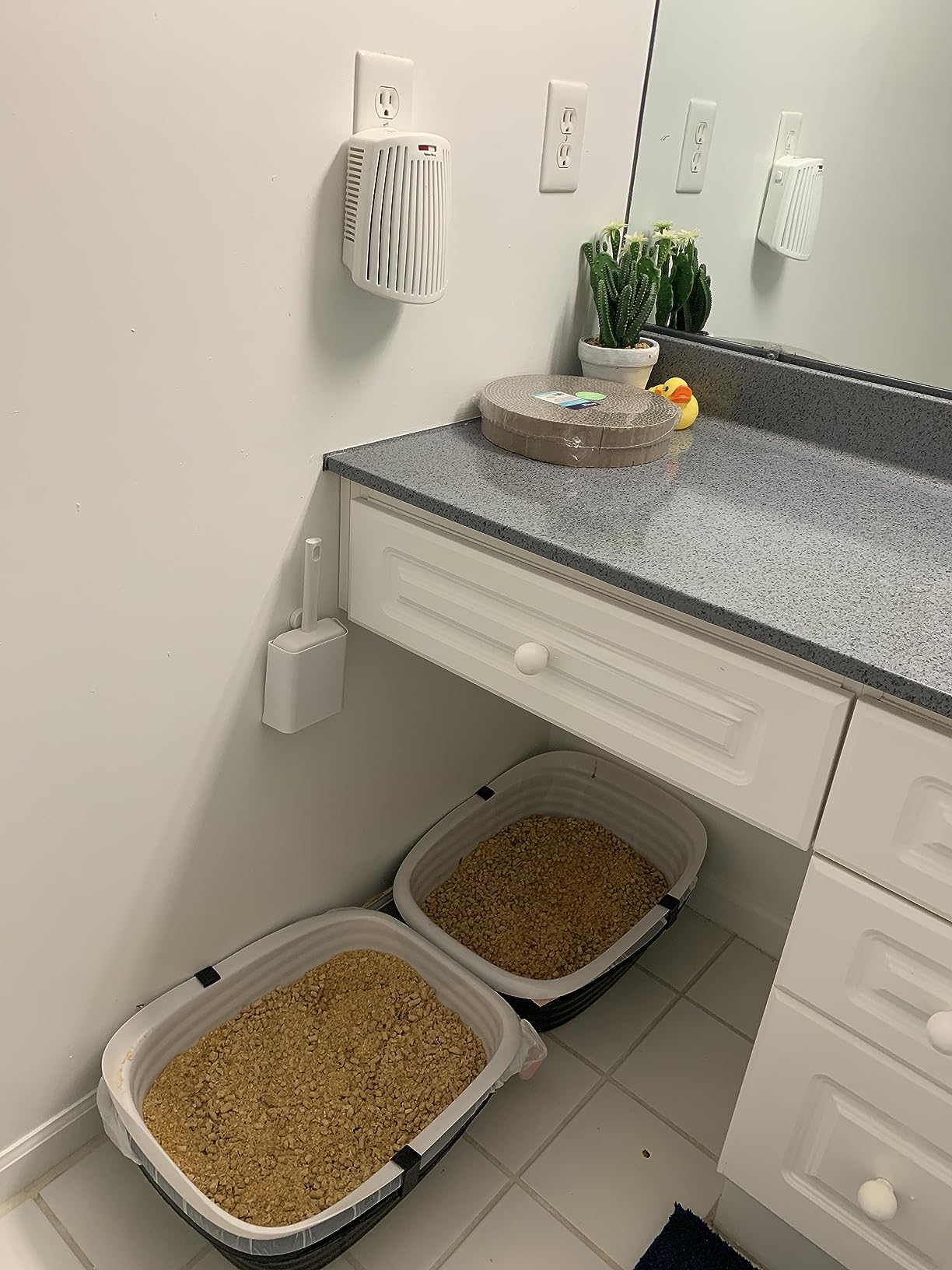 Hamilton Beach TrueAir Plug-Mount Odor Eliminator with Carbon Filter + Green Mountain Scent Cartridge, Common Household-Tobacco, Pet, Bathroom, Trash, On/Off Fan (04530GM) - Customer Photo 1