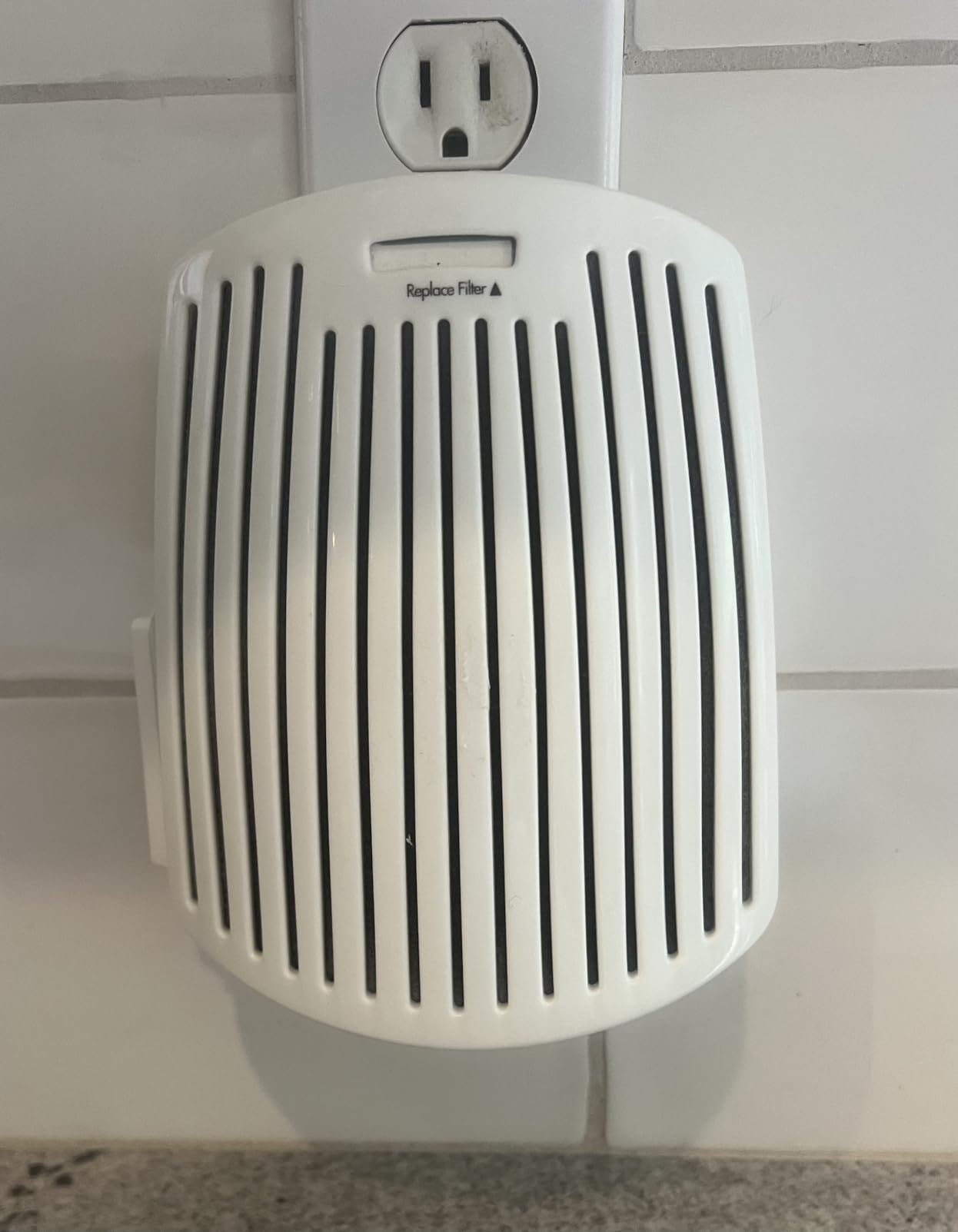 Hamilton Beach TrueAir Plug-Mount Odor Eliminator with Carbon Filter + Green Mountain Scent Cartridge, Common Household-Tobacco, Pet, Bathroom, Trash, On/Off Fan (04530GM) - Customer Photo 2