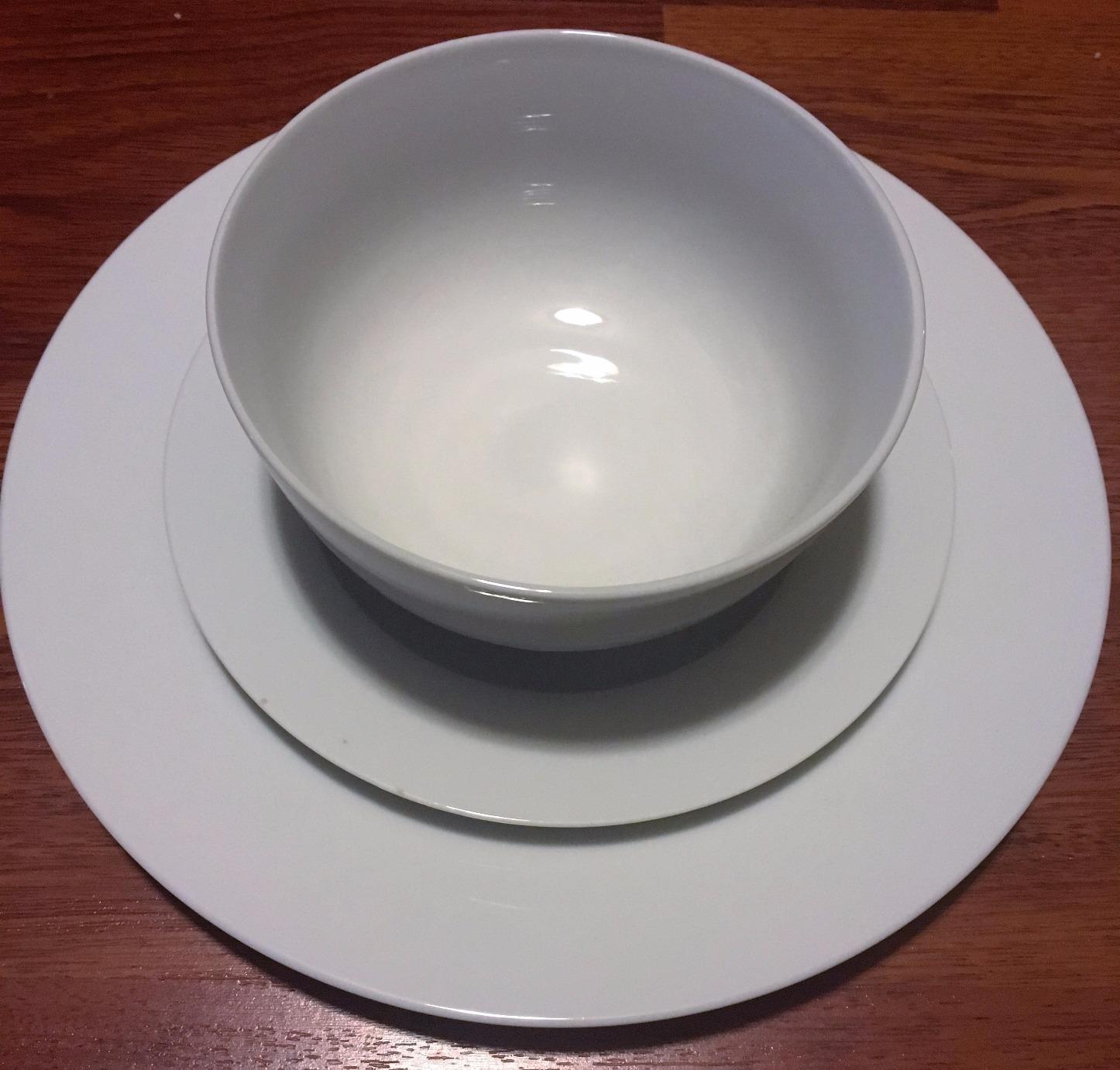 Amazon Basics Kitchen Dinnerware Set, Microwave and Dishwasher Safe, Plates, Bowls, Service for 6, 18-Piece, White - Customer Photo 2