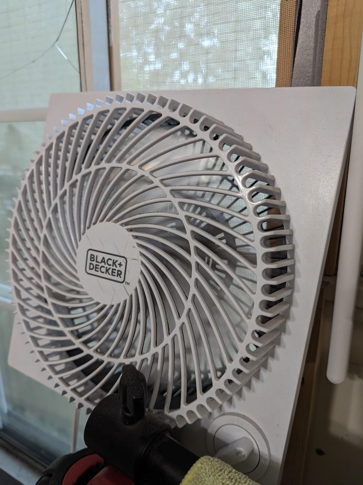 BLACK+DECKER 9-Inch Frameless Box Fan, Freestanding Desk Fan with 3-Speed Settings, Portable Fan for Home Office or Garage, BFB09W, White - Customer Photo 1