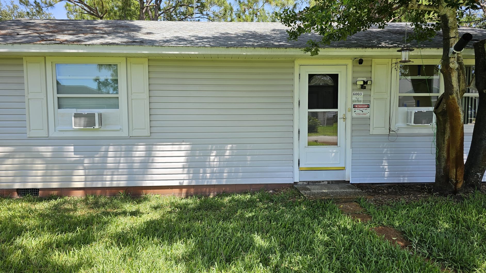 LG 6,000 BTU Window Air Conditioner, 115V, Cools 250 Sq.Ft. for Bedroom, Den, Living Room, Quiet Operation, with Remote, 2 Cooling & Fan Speeds, 2-Way Air Deflection, Auto Restart, White - Customer Photo 2