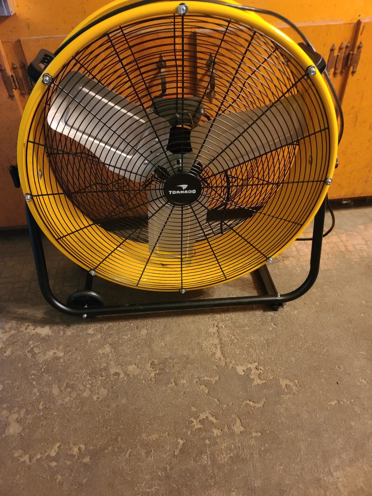 Tornado - 24 Inch High Velocity Heavy Duty Tilt Metal Drum Fan Yellow Commercial, Industrial Use 3 Speed 7700 CFM 1/3 HP 8 FT Cord ETL Safety Listed (YELLOW) - Customer Photo 2