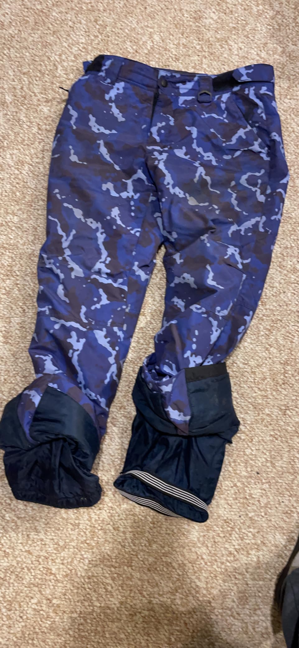 Amazon Essentials Men's Water-Resistant Insulated Snowboard Ski Snow Pant Customer Review Amazon Essentials Men's Water-Resistant Insulated Snowboard Ski Snow Pant - Customer Photo 2