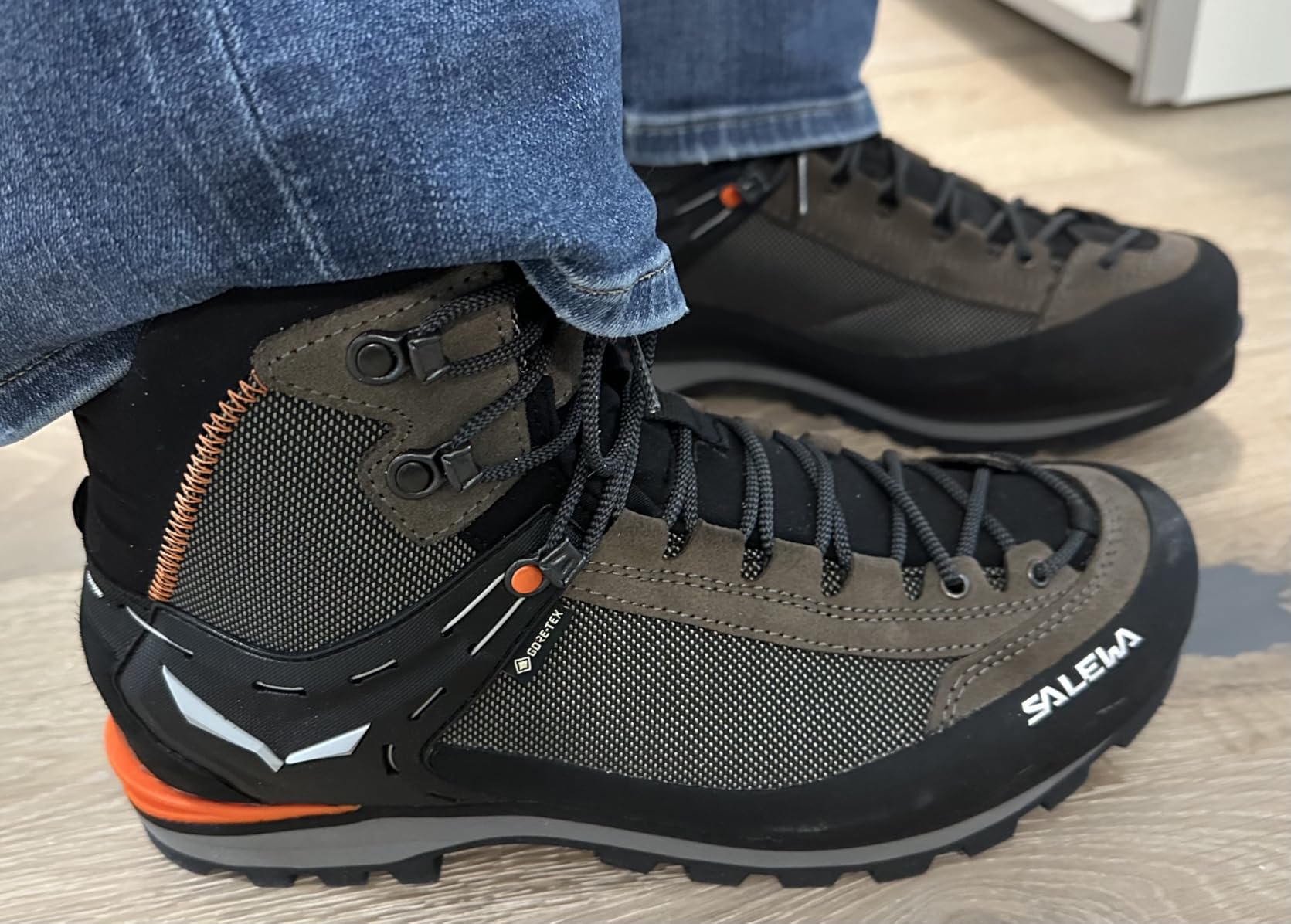 Salewa Men's Crow GTX Waterproof Gore-Tex Trail Boots for Trekking, Climbing, & Mountaineering Customer Review Salewa Men's Crow GTX Waterproof Gore-Tex Trail Boots for Trekking, Climbing, & Mountaineering - Customer Photo 4