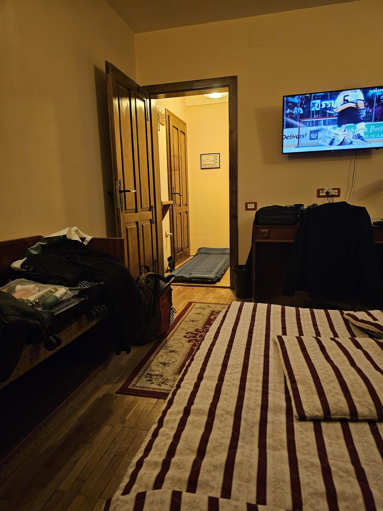 Camping Sleeping Pad, Ultralight Camping Mat with Pillow, Built-in Foot Pump Inflatable Sleeping Pads Compact for Camping Backpacking Hiking Traveling Tent,Single,Green. - Customer Photo 1