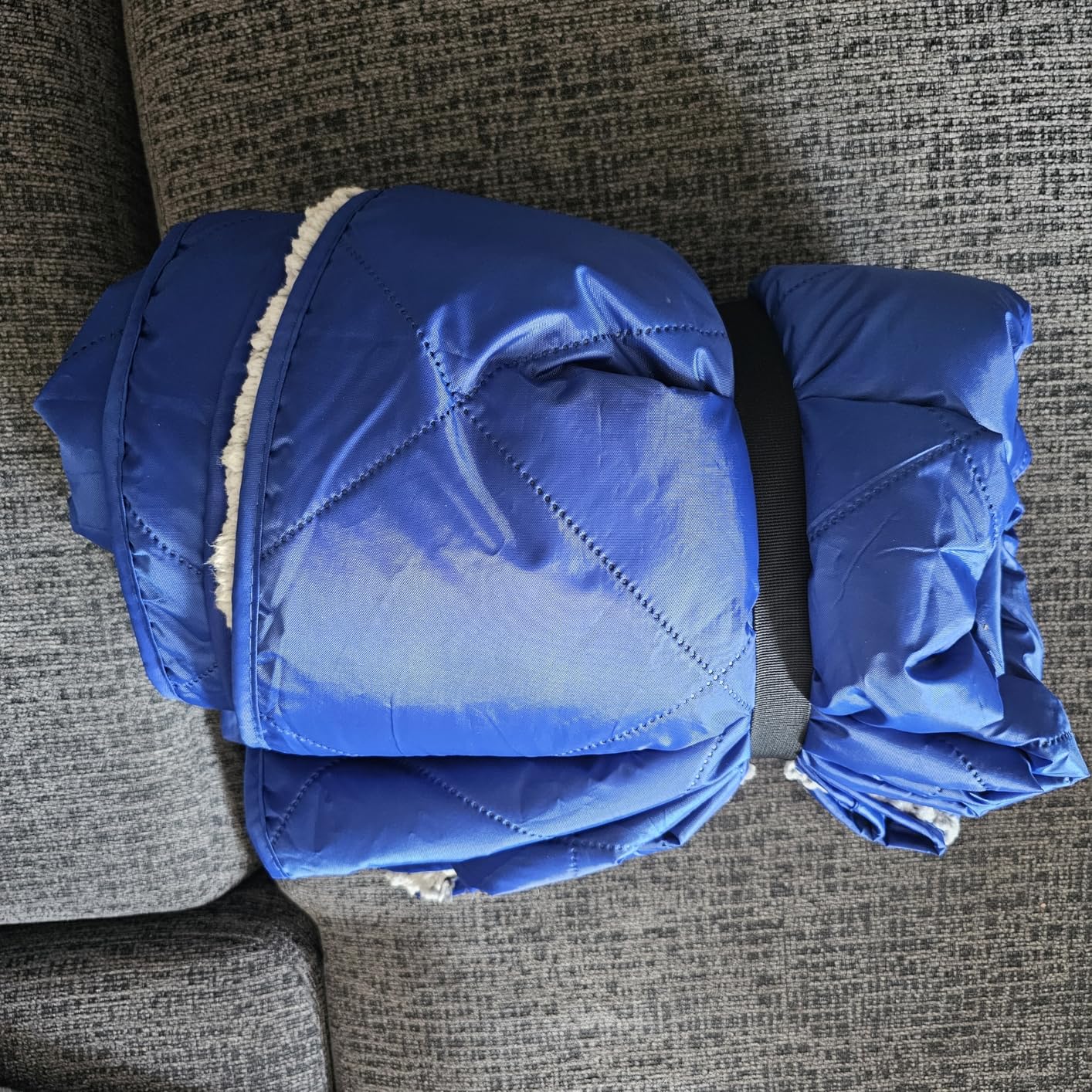 EverSnug Sherpa Waterproof Camping Blanket - Extra Thick and Warm, Large Sherpa Fleece Outdoor Blanket for Camping, Picnics, Beaches, Stadiums, Pets - Washable and Windproof for Cold Weather (Black) - Customer Photo 1