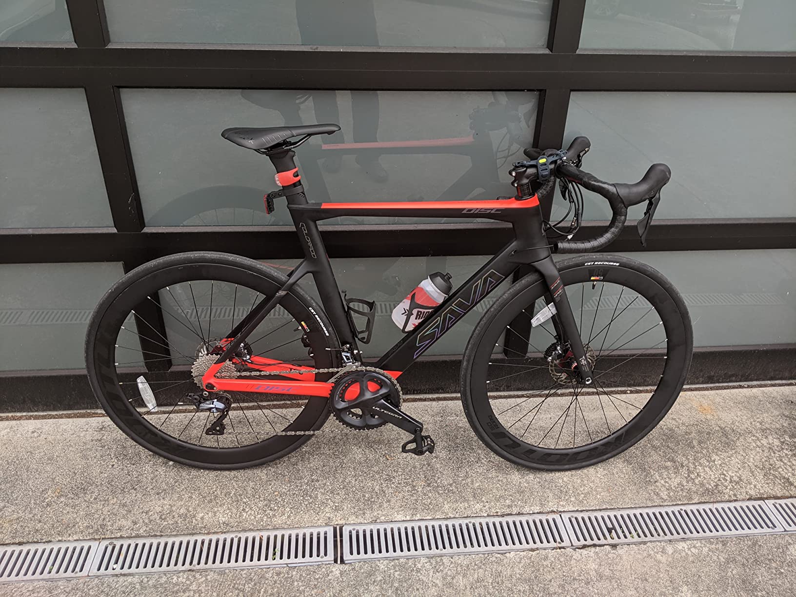 SAVADECK Carbon Disc Road Bike, Integrated Design Racing Bicycle Carbon Frame Carbon Fork with Shimano SORA R3000 Derailleur System 18 Speed Disc Brake Road Bike for Men or Women - Customer Photo 3