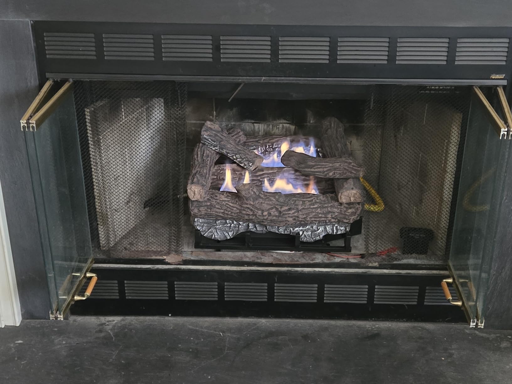 Duluth Forge DLS-18R-2 Dual Fuel Ventless Fireplace Logs Set with Remote Control, Use with Natural Gas or Liquid Propane, 30000 BTU, Heats up to 1000 Sq. Ft, Stacked Red Oak, 18 Inches Customer Review Duluth Forge DLS-18R-2 Dual Fuel Ventless Fireplace Logs Set with Remote Control, Use with Natural Gas or Liquid Propane, 30000 BTU, Heats up to 1000 Sq. Ft, Stacked Red Oak, 18 Inches - Customer Photo 1
