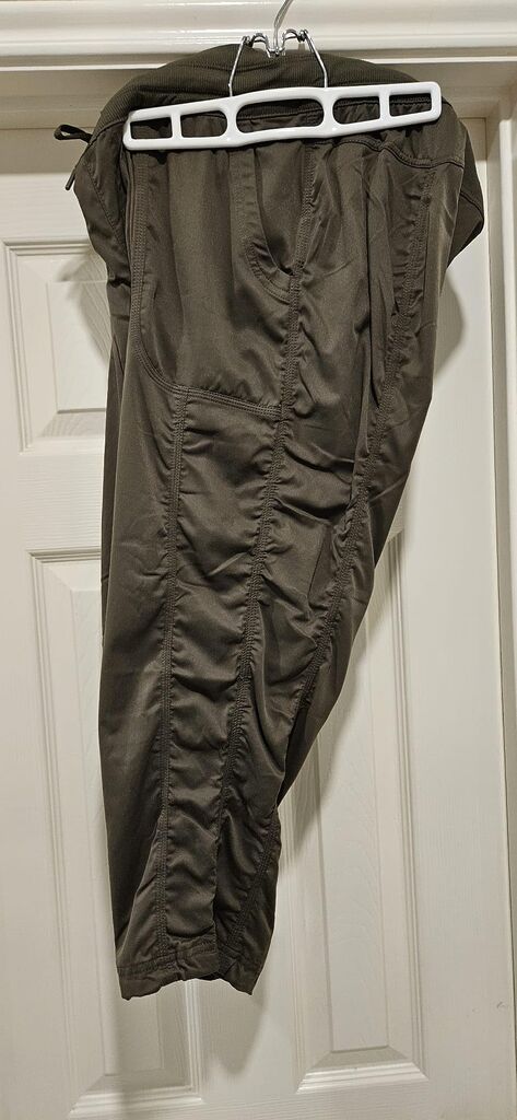 THE NORTH FACE Women's Aphrodite 2.0 Capri | Moisture Wicking, Water Repellent, Upf 40+, Rib Knit Waistband, Drawcord Leg Customer Review THE NORTH FACE Women's Aphrodite 2.0 Capri | Moisture Wicking, Water Repellent, Upf 40+, Rib Knit Waistband, Drawcord Leg - Customer Photo 1
