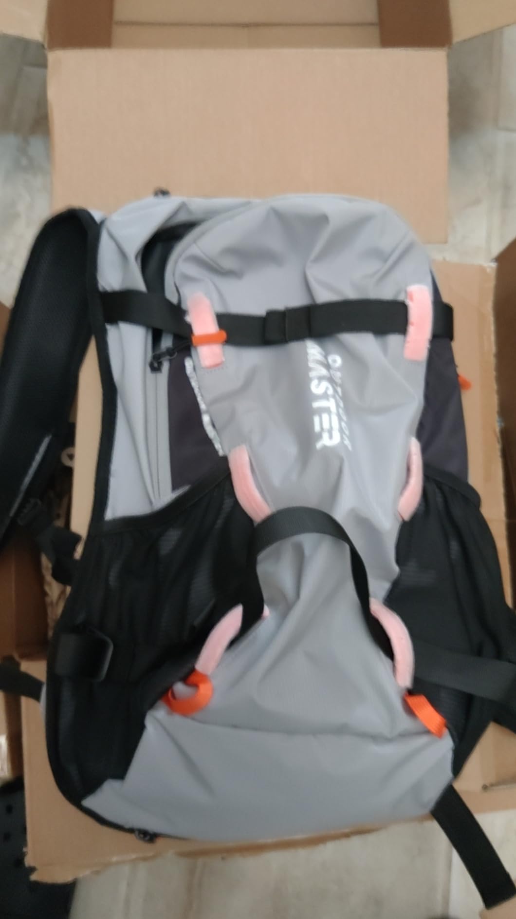 OutdoorMaster Snow Hydration Pack, 18L Travel Daypack for Snowboard, Ski, Hiking, Cycling - Made from Recycled Materials - Grey Customer Review OutdoorMaster Snow Hydration Pack, 18L Travel Daypack for Snowboard, Ski, Hiking, Cycling - Made from Recycled Materials - Grey - Customer Photo 2