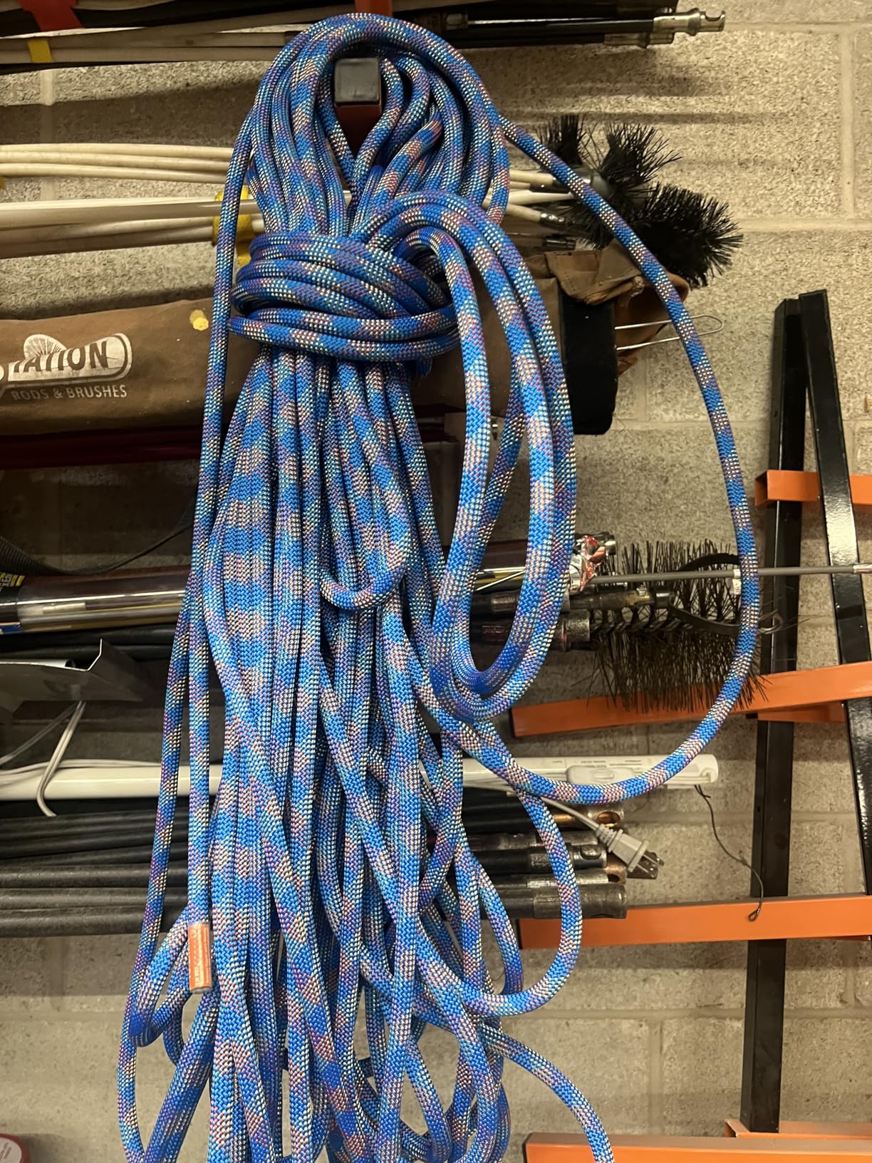 VEVOR 10.2mm Dynamic Climbing Rope, Outdoor Rock Climbing Rope 25KN Breaking Tension, Stretchable Fiber Rope with Steel Snap Hooks for Escape, Rappelling, Fire Rescue, Blue - Customer Photo 1