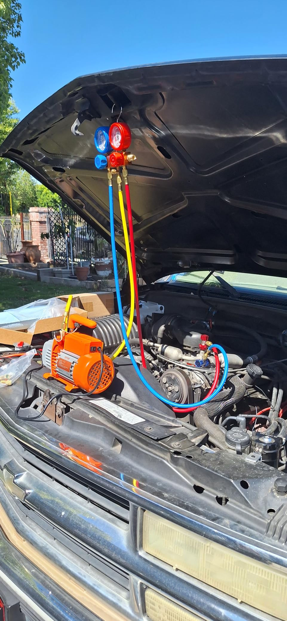 VEVOR 4.5 CFM AC Vacuum Pump and Gauge Set, Single Stage Rotary Vane HVAC Air Vacuum Pump, A/C Refrigerant Manifold Gauge Kit, with Leak Detector Hoses, for R134a, R12, R22, R502a, R410A, R404, R407C - Customer Photo 1