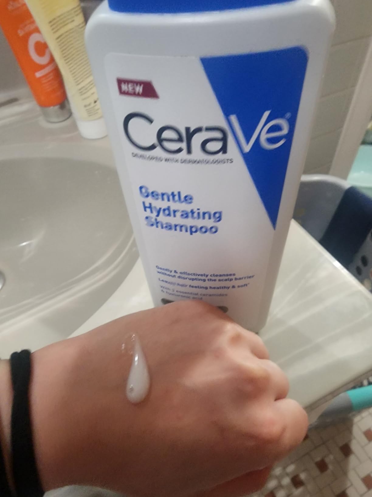 CeraVe Gentle Hydrating Shampoo, With Ceramides, Niacinamide & Hyaluronic Acid For Soft, Healthy Looking Hair & Scalp, Sulfate Free & Color Safe Shampoo, For All Hair Types, 12 Oz - Customer Photo 2