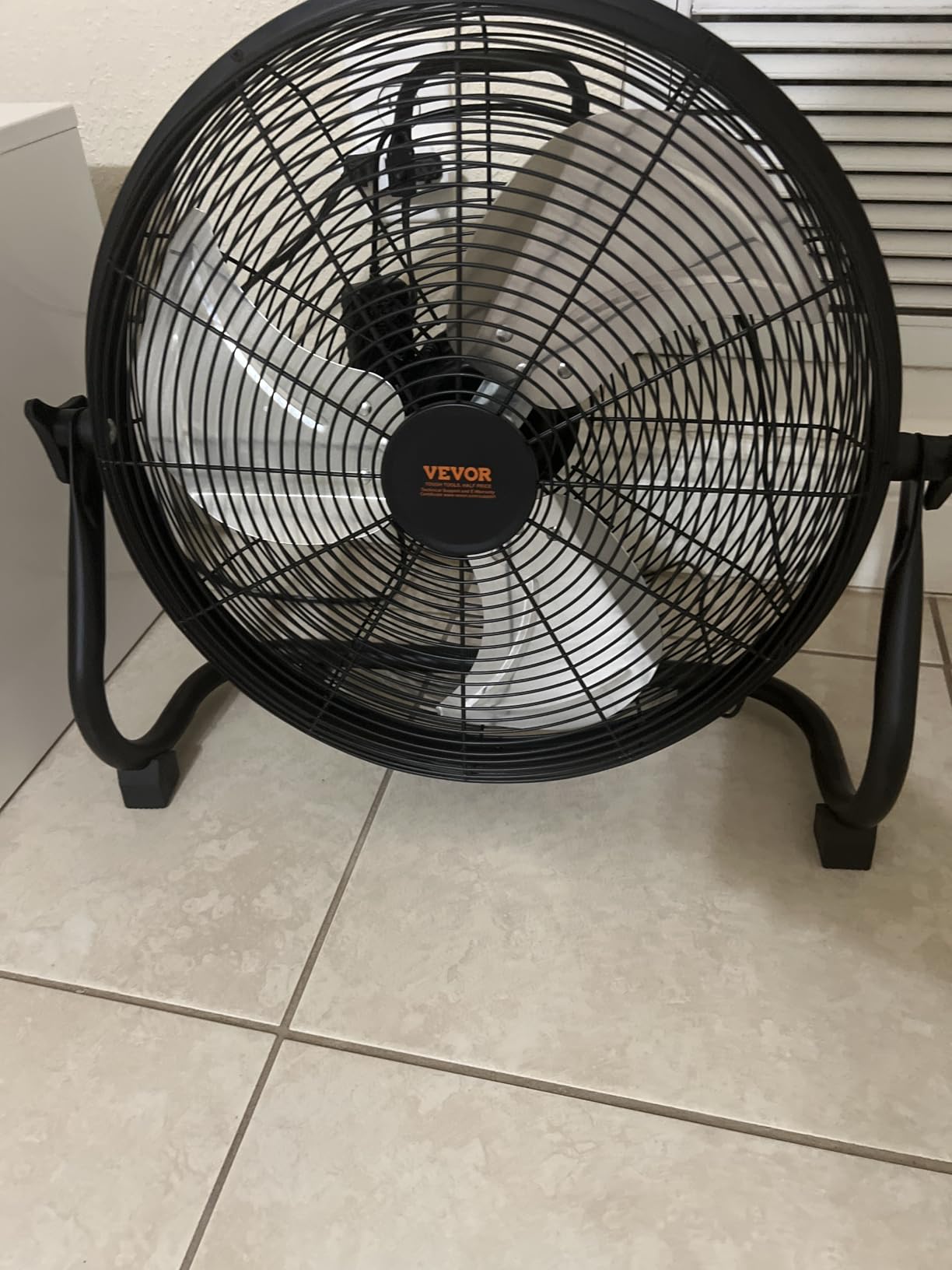 VEVOR Floor Fan, 3 Speeds High Velocity Heavy Duty 14 Inch Industrial Fan, 2560 CFM 360° Adjustable Tilt 19.69 ft/sec Airflow Large Metal Fan, for Home, Gym, Office, Garage, Commercial Shop & Bedroom - Customer Photo 1