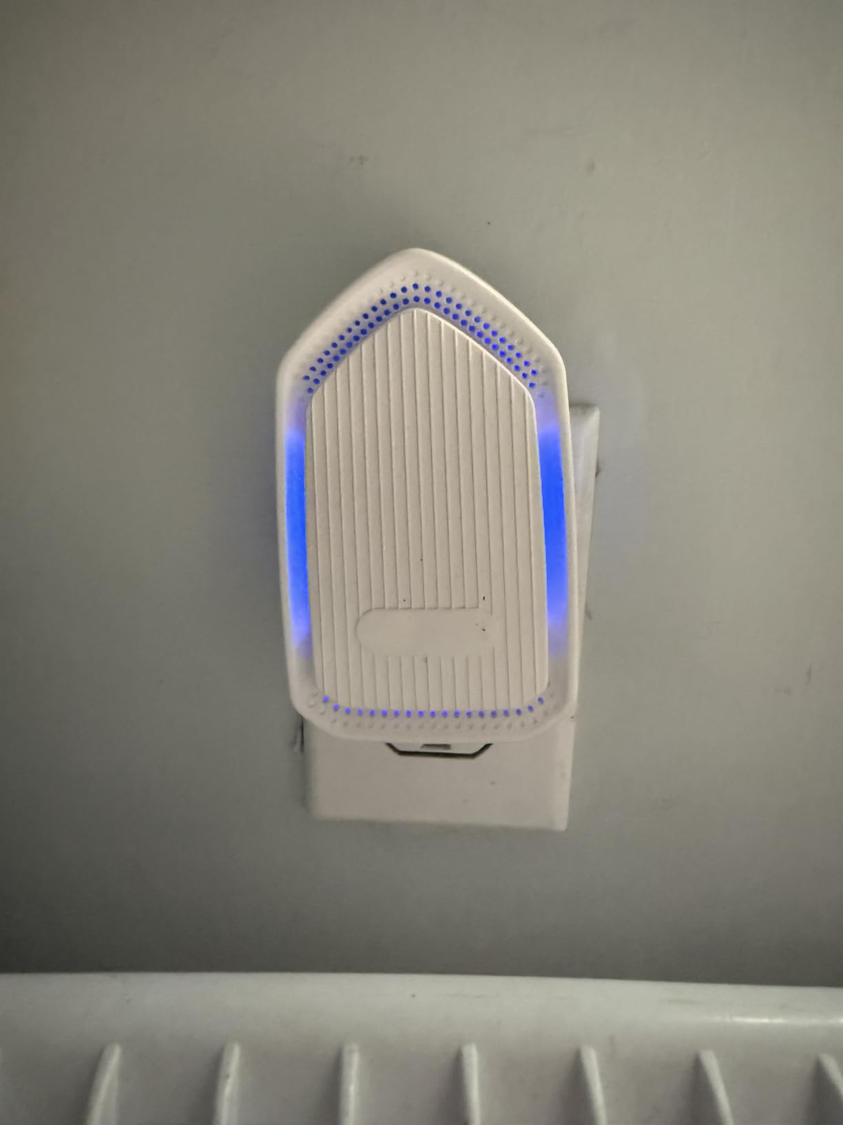 Air Ionizers Plug In Negative Ion Air Purifiers Quiet Air Freshener for Home Bedroom Office Basement - Portable Mini Air Cleaner Odor, Smoke, Dust, Pet Smell (2, White) - Customer Photo 1