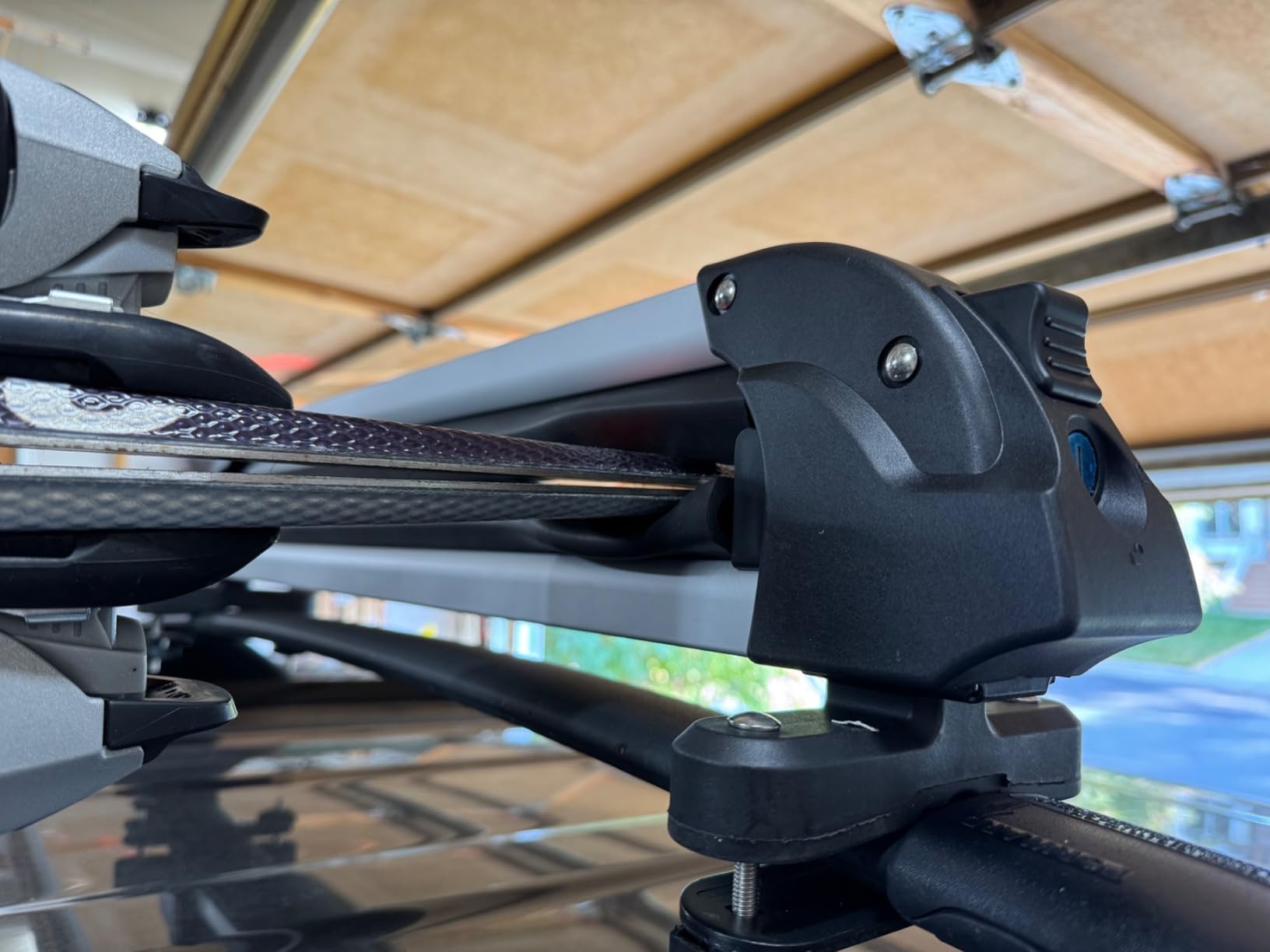 VEVOR Folding Hitch Mounted Ski & Snowboard Rack, Fits 2-Inch Receiver, Carries up to 6 Pairs of Skis or 4 Snowboards, Adjustable Hitch-Mounted Rack for Car with Key Lock, Security Strap, Tilt Access - Customer Photo 2