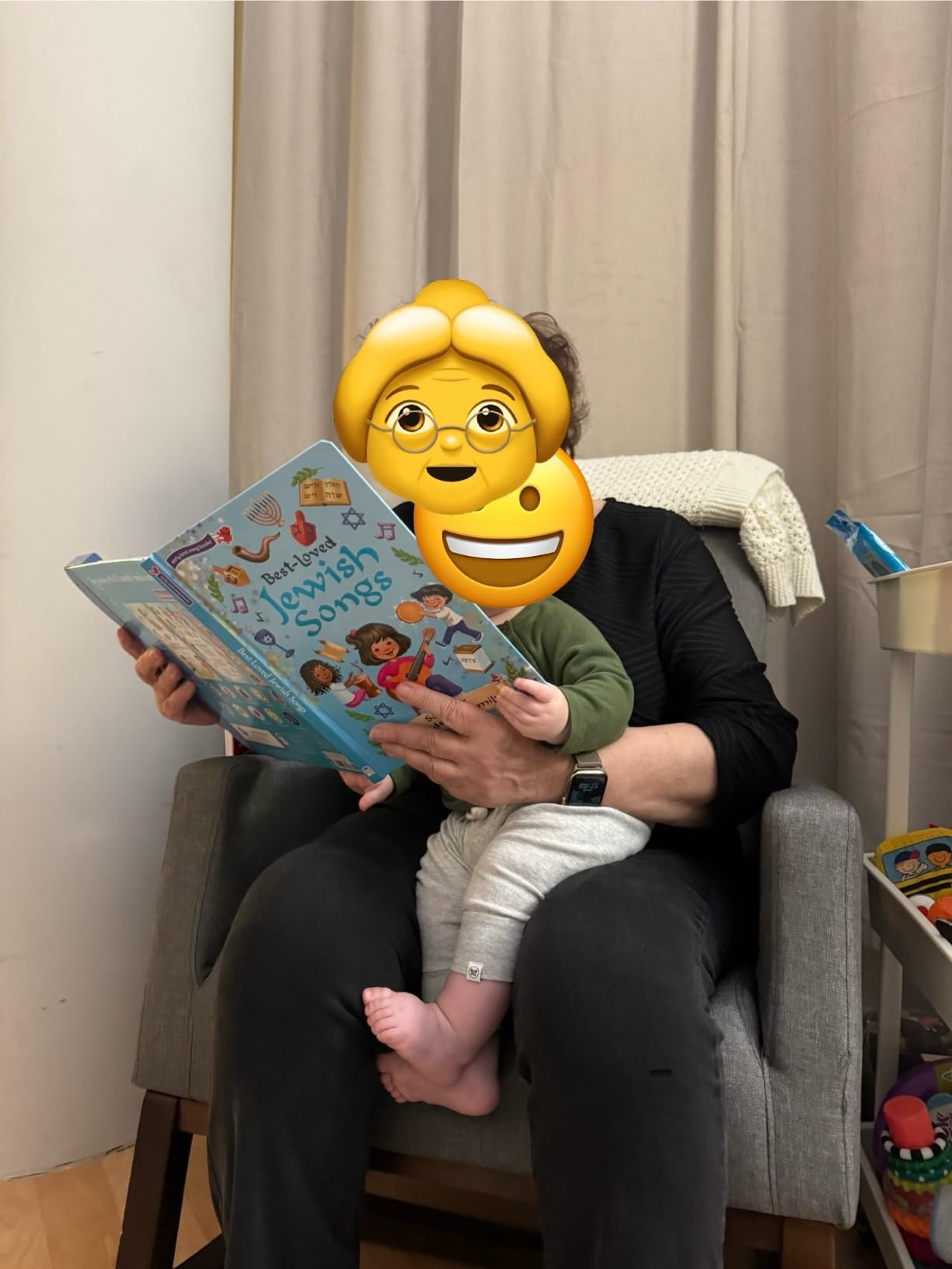 Best-Loved Jewish Songs for Hanukkah, Passover, Shabbat, Rosh Hashanah, Yom Kippur, Sukkot, Purim And More. A Children's Sound Book for Kids - Customer Photo 2