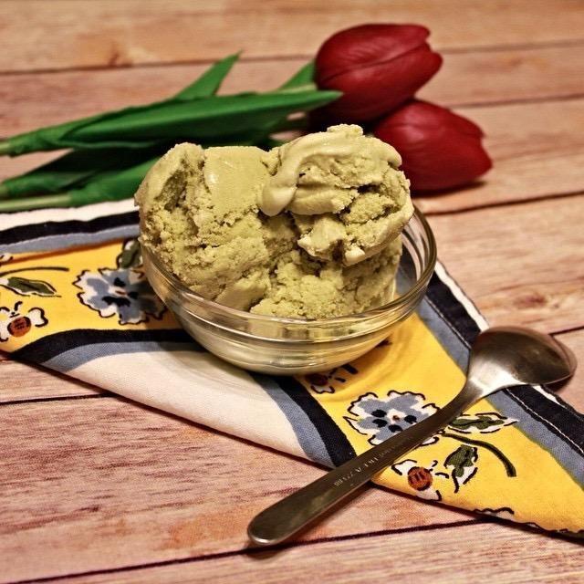 Cuisinart Ice Cream Maker Machine, 1.5 Quart Double Insulated Machine, Sorbet and Frozen Yogurt Maker, Ready in 20 Minutes, ICE-21P1, White - Customer Photo 1