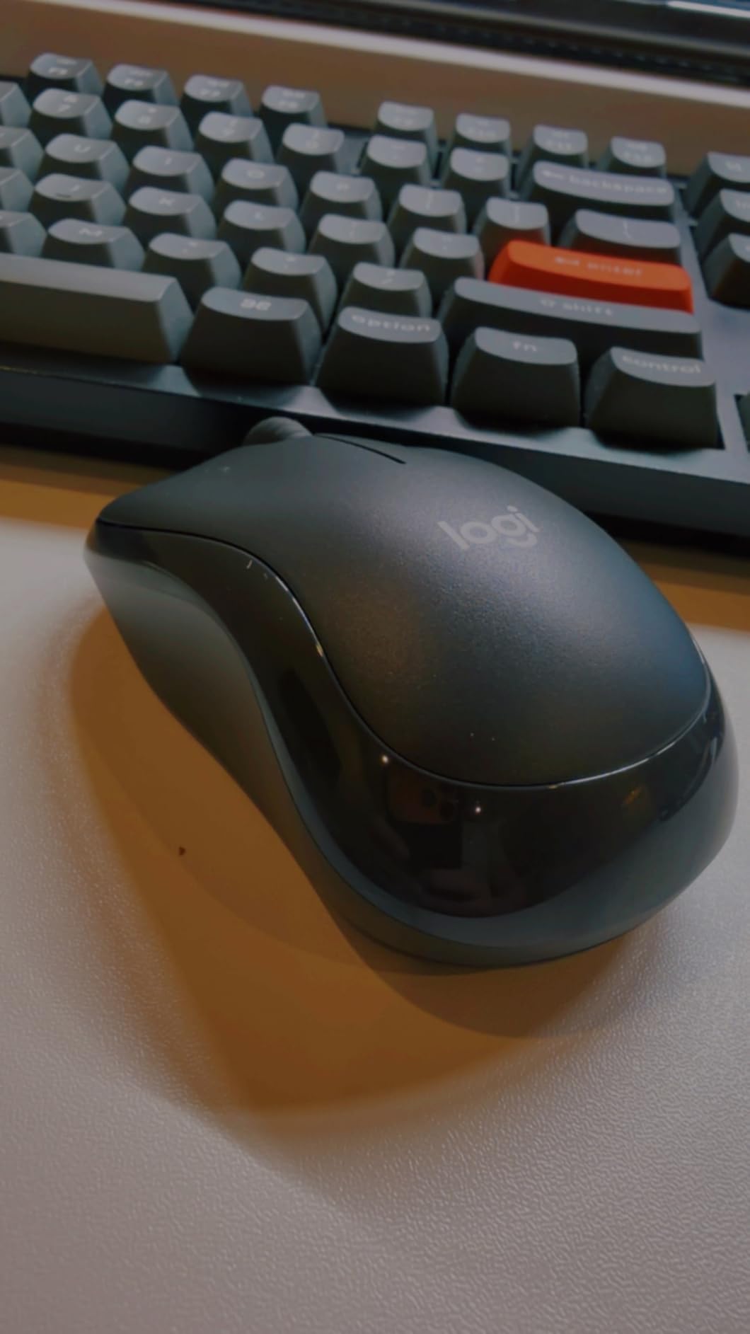 Logitech M185 Wireless Mouse, 2.4GHz with USB Mini Receiver, 12-Month Battery Life, 1000 DPI Optical Tracking, Ambidextrous PC/Mac/Laptop - Swift Grey Customer Review Logitech M185 Wireless Mouse, 2.4GHz with USB Mini Receiver, 12-Month Battery Life, 1000 DPI Optical Tracking, Ambidextrous PC/Mac/Laptop - Swift Grey - Customer Photo 2