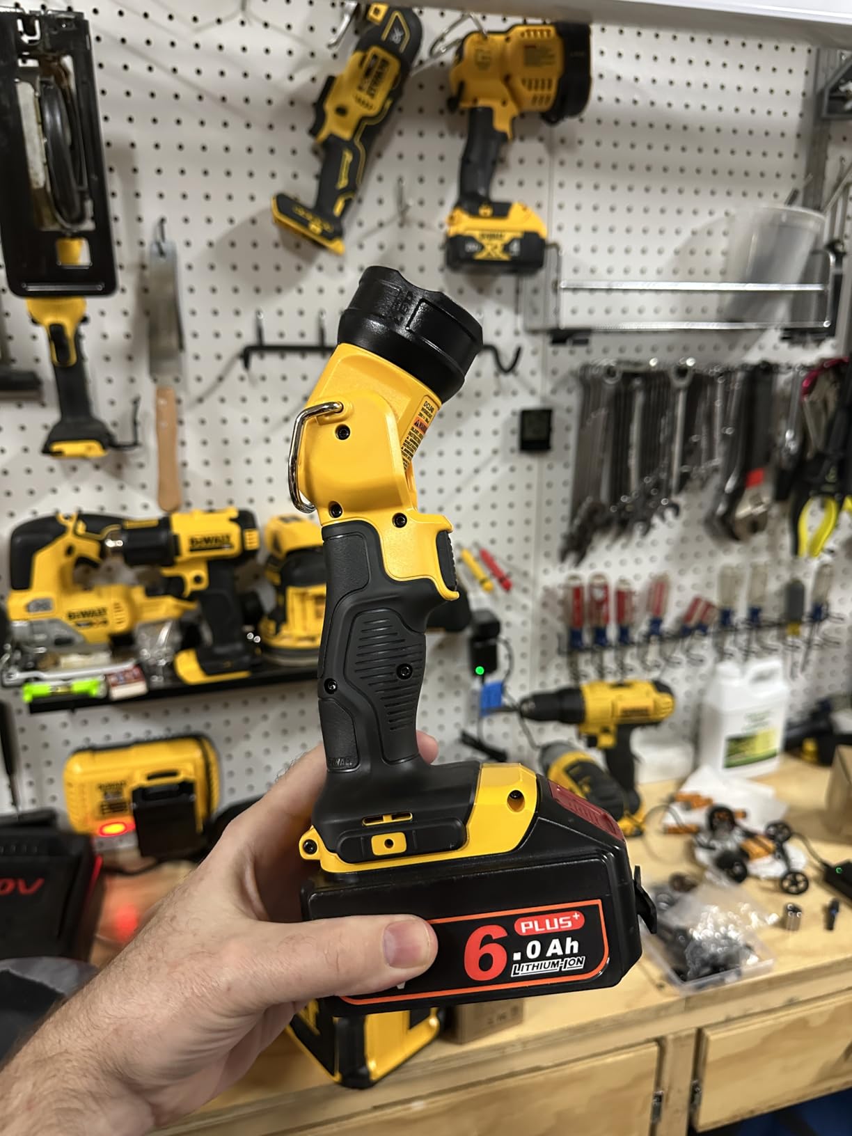 DEWALT 20V MAX* LED Work Light/Flashlight (DCL040) Customer Review DEWALT 20V MAX* LED Work Light/Flashlight (DCL040) - Customer Photo 2