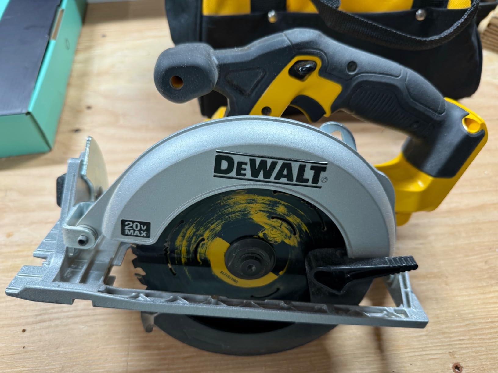 DEWALT 20V MAX Circular Saw, 6-1/2-Inch Blade, 460 MWO Engine, 0-50 Degree Bevel Capability, Battery Not Included - Tool Only (DCS391B) - Customer Photo 2