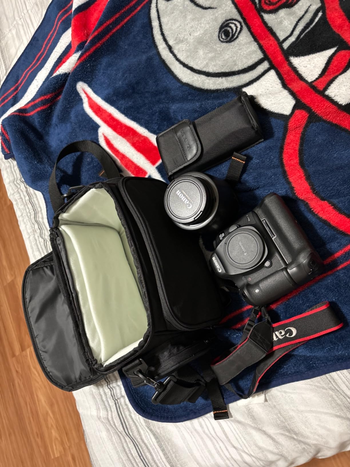 Amazon Basics Large DSLR Gadget Bag, Black with Grey Interior - Customer Photo 3