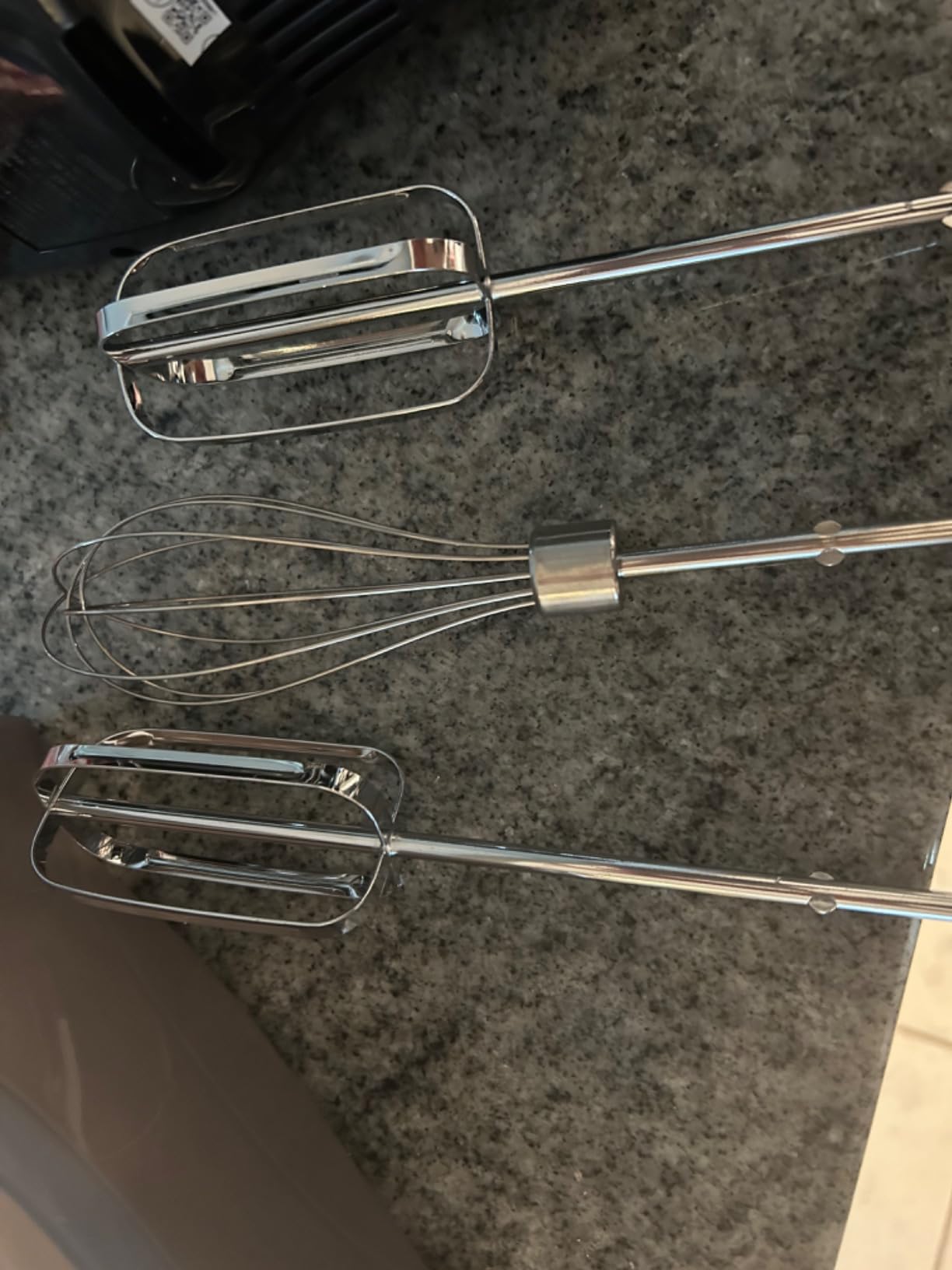 Hamilton Beach Power Deluxe 6-Speed Electric Hand Mixer with Snap-On Storage Case, QuickBurst, Beaters, Whisk, Powerful 250 Watt Motor, Bowl Rest, Black (62692) Customer Review Hamilton Beach Power Deluxe 6-Speed Electric Hand Mixer with Snap-On Storage Case, QuickBurst, Beaters, Whisk, Powerful 250 Watt Motor, Bowl Rest, Black (62692) - Customer Photo 2