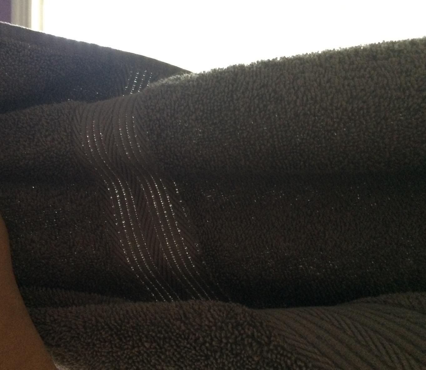 Amazon Basics 6 Piece Oversized Fade resistant Towel set, 100% Cotton towels for bathroom, soft and absorbent, 2 Bath Towels, 2 Hand Towels and 2 Washcloths bathroom towel set, Black - Customer Photo 4