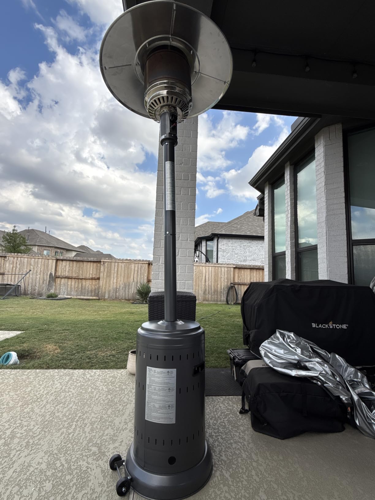 Amazon Basics 46,000 BTU Outdoor Propane Patio Heater with Wheels, Commercial & Residential, Slate Gray, with Water Tank, 32.1 x 32.1 x 91.3 inches - Customer Photo 4