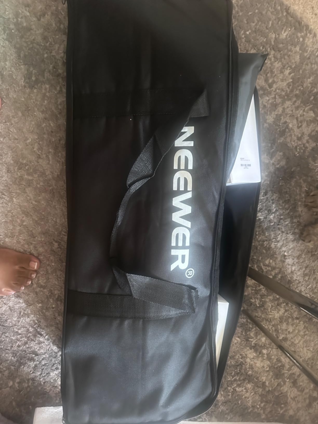 NEEWER 700W Equivalent Softbox Lighting Kit, 2Pack UL Certified 5700K LED Lighting Bulbs, 24x24 inches Softboxes with E26 Socket, Photography Continuous Lighting Kit Photo Studio Equipment - Customer Photo 1