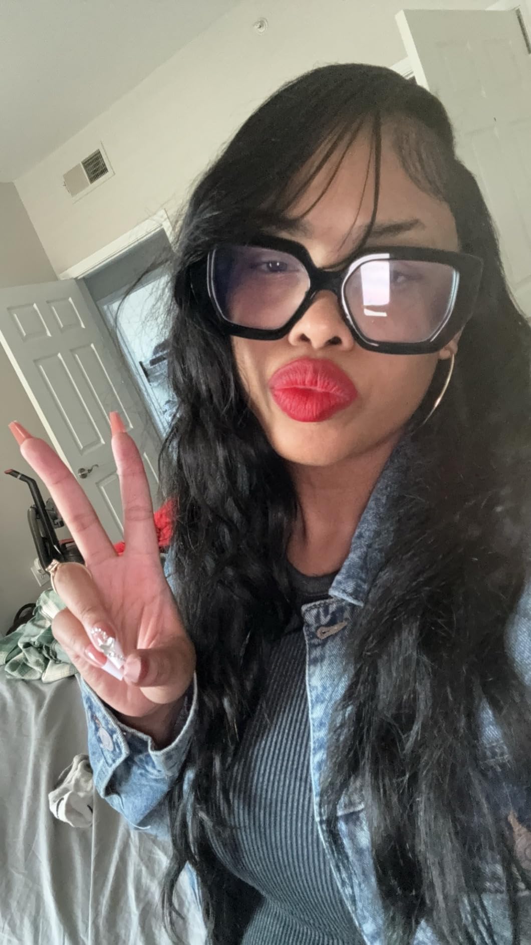 MAC Retro Matte Lipstick Ruby Woo, 1 Count, Multicolor, 0.10 Ounce - Customer Photo 4