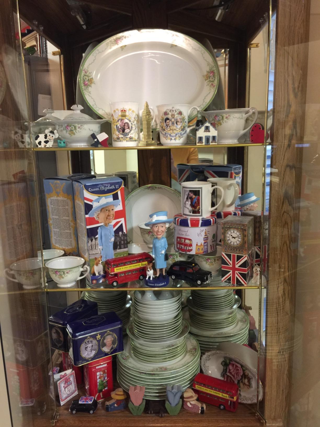 Royal Bobbles Queen Elizabeth II Collectible Bobblehead Statue - Customer Photo 5