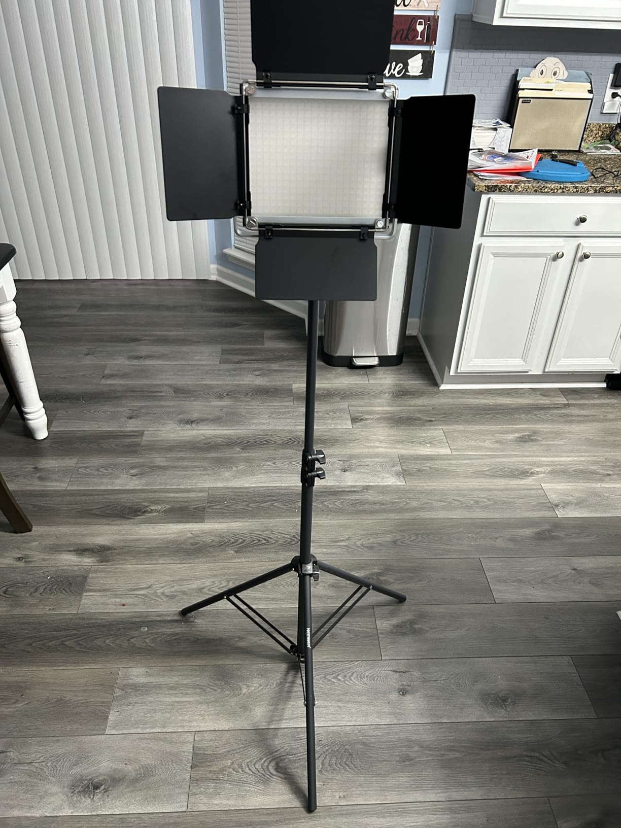 NEEWER 2 Pack Bi Color 660 LED Video Light and Stand Kit: (2) 3200-5600K CRI 96+ Dimmable Light with U Bracket and Barndoor, (2) 75 inches Light Stand for Studio Photography, Video Recording (Black) - Customer Photo 4