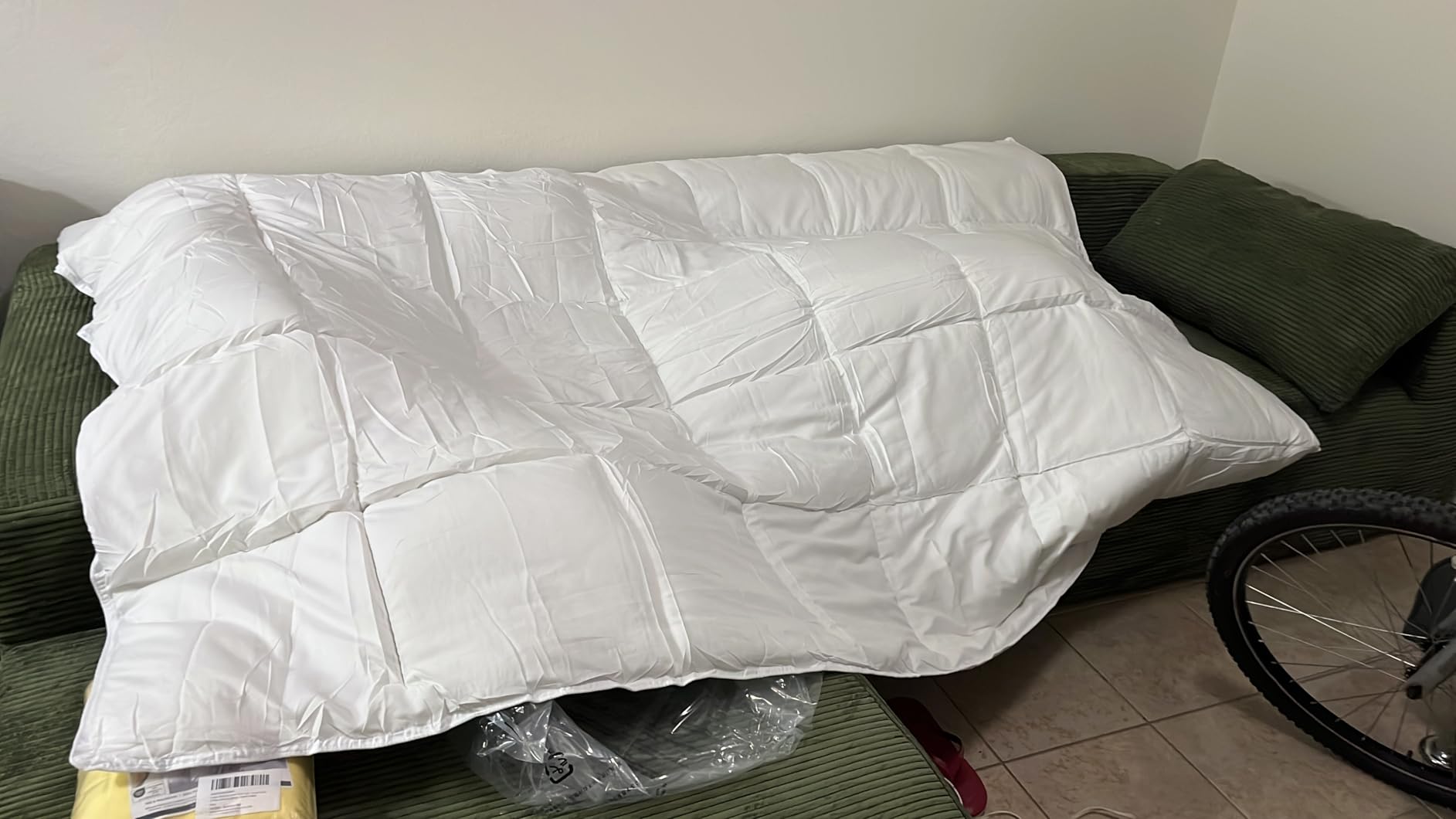 Amazon Basics White Down Alternative Comforter and Duvet Insert with Corner Tabs (King, Light) - Customer Photo 1