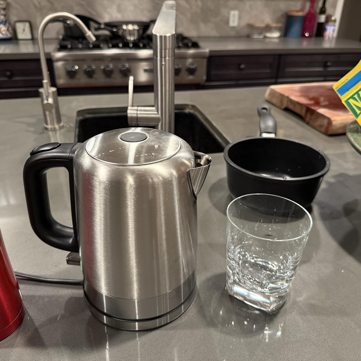 Amazon Basics Electric Stainless Steel Kettle for Tea and Coffee, BPA-Free, Fast Boiling, Auto Shut-Off, 1.1 Quarts, 1500W, Black and Silver - Customer Photo 2