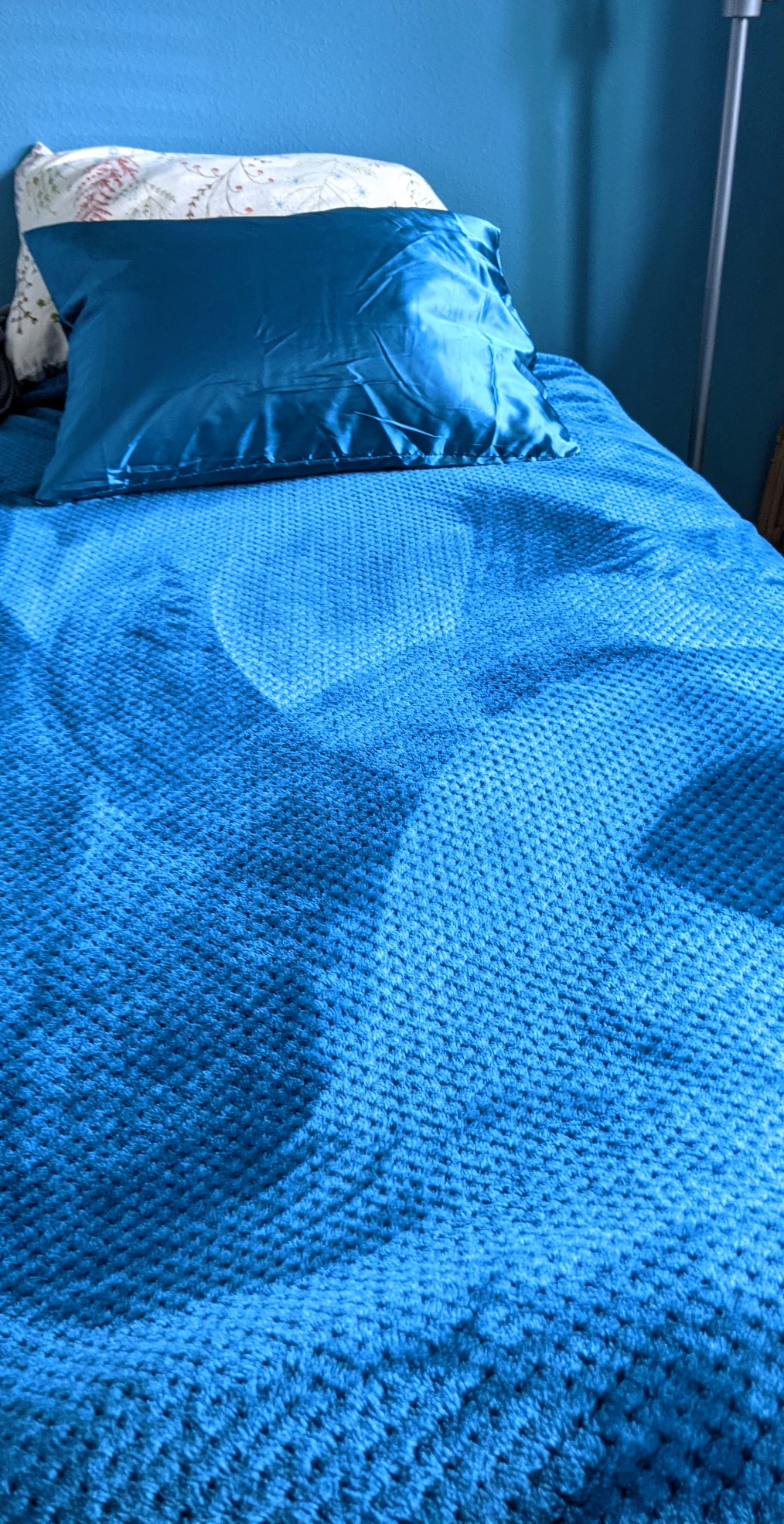 PAVILIA Tan Taupe Throw Blanket for Couch Bed, Soft Fleece Throws for Sofa Chair, Fuzzy Waffle Textured Blanket, Cozy Warm Lightweight All Season Blanket Throw, 50x60 - Customer Photo 1