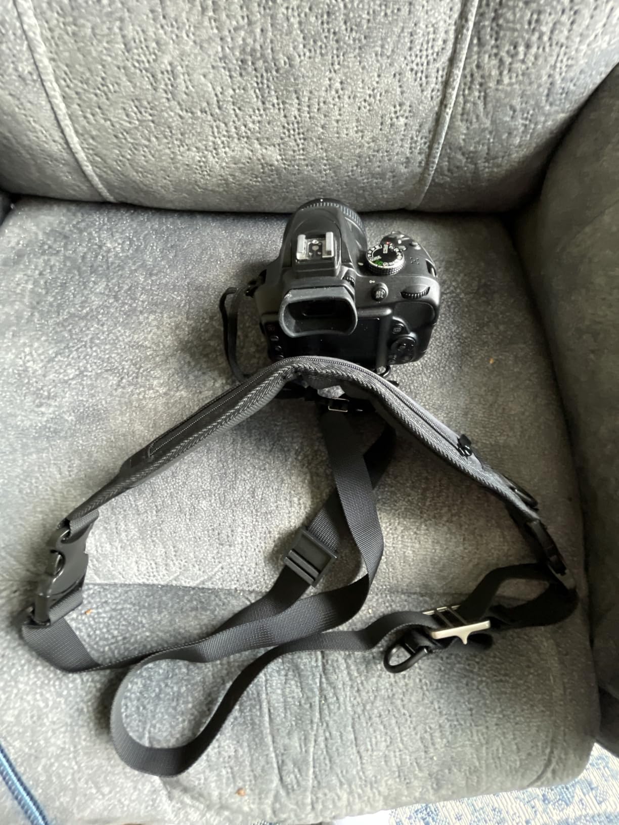 Waka Rapid Camera Neck Strap with Quick Release and Safety Tether, Adjustable Shoulder Sling Strap for Nikon Canon Sony Olympus DSLR - Black Customer Review Waka Rapid Camera Neck Strap with Quick Release and Safety Tether, Adjustable Shoulder Sling Strap for Nikon Canon Sony Olympus DSLR - Black - Customer Photo 1