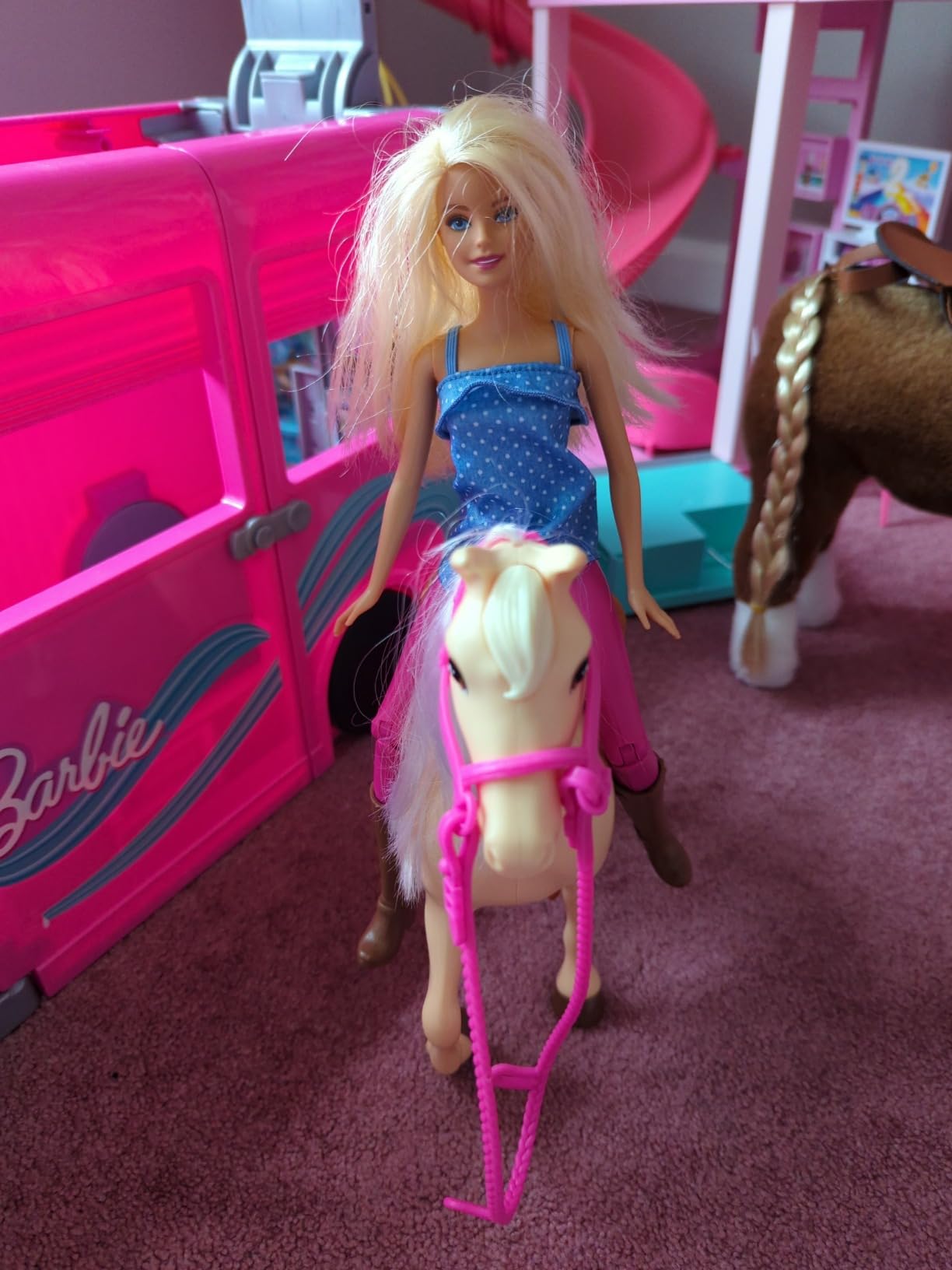 Barbie Playet with Blonde Fashion Doll in Riding Outfit & Light Brown Horse with Saddle, Bridle & Reins (Amazon Exclusive) Customer Review Barbie Playet with Blonde Fashion Doll in Riding Outfit & Light Brown Horse with Saddle, Bridle & Reins (Amazon Exclusive) - Customer Photo 1
