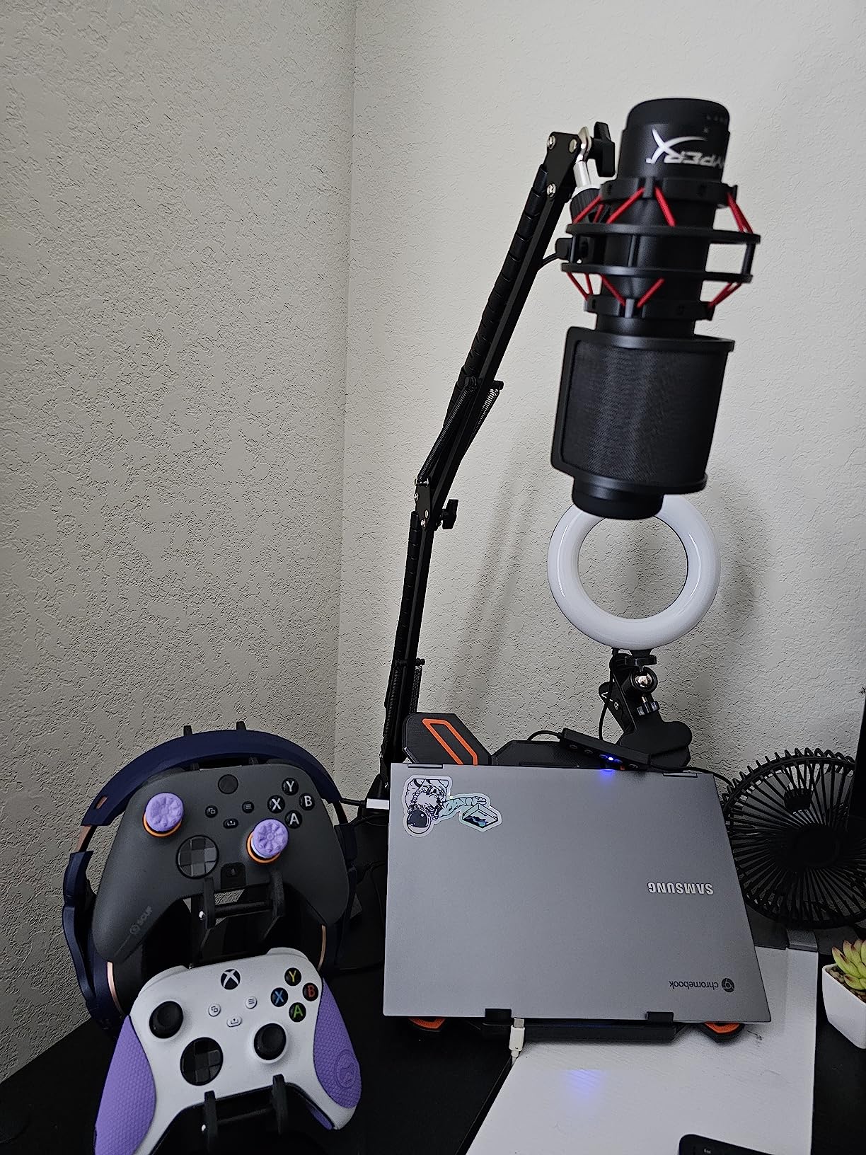 HyperX QuadCast - USB Condenser Gaming Microphone, for PC, PS4, PS5 and Mac, Anti-Vibration Shock Mount, Four Polar Patterns, Pop Filter, Gain Control, Podcasts, Twitch, YouTube, Discord, Red LED - Customer Photo 4