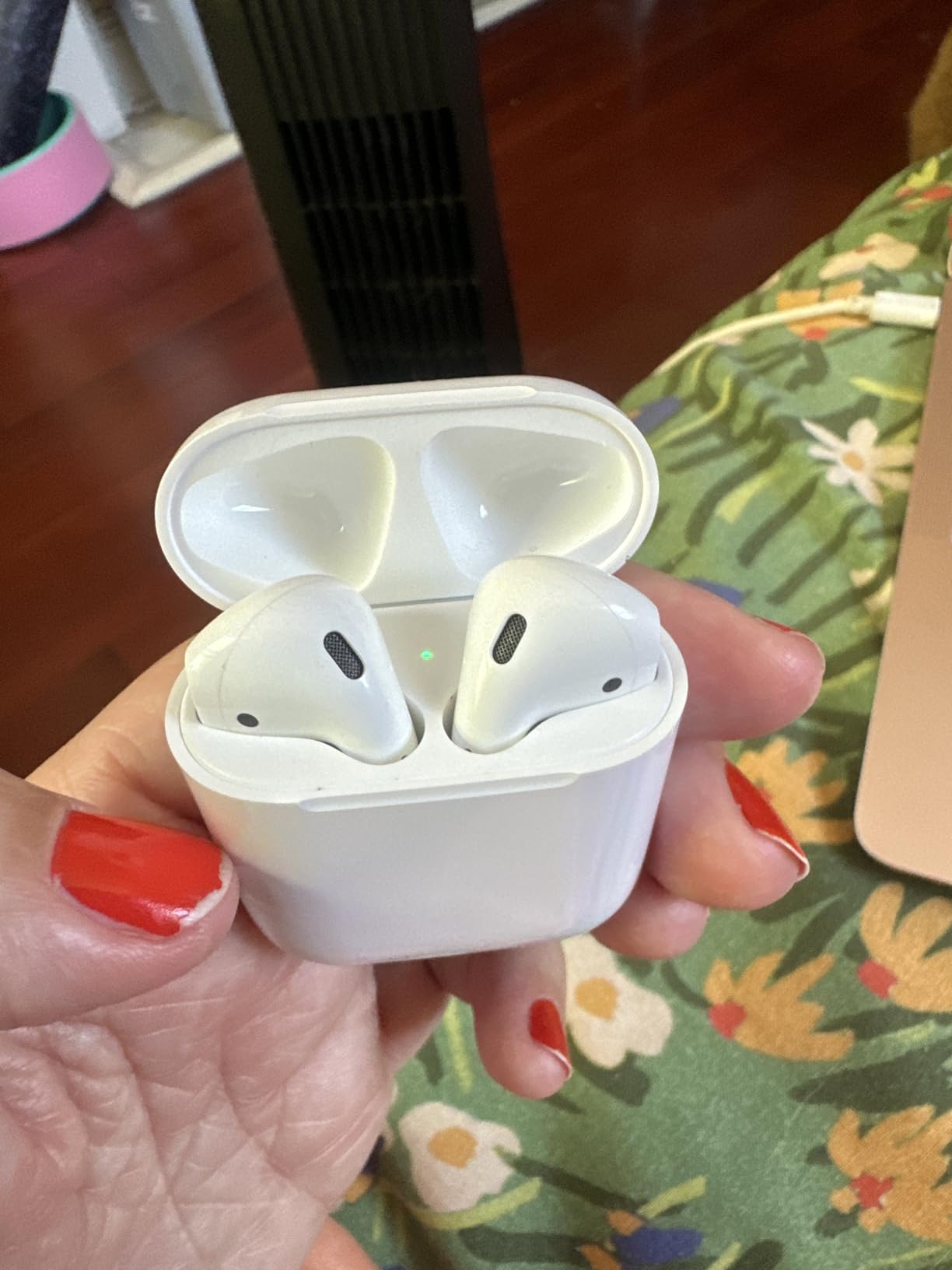 Apple AirPods 2 with Charging Case - White (Renewed) Customer Review Apple AirPods 2 with Charging Case - White (Renewed) - Customer Photo 2