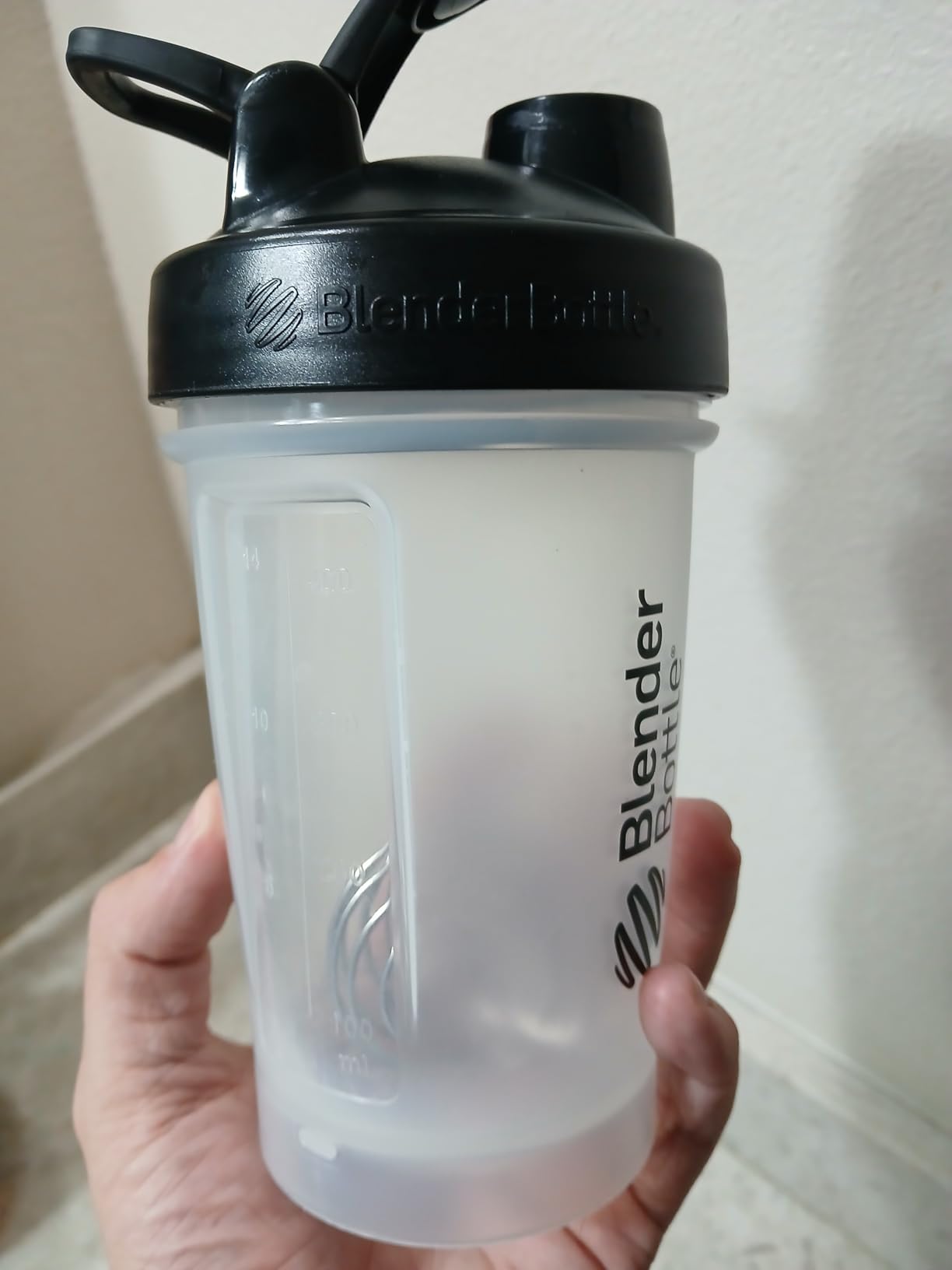 BlenderBottle Classic V2 Shaker Bottle Perfect for Protein Shakes and Pre Workout, 28-Ounce, Clear/Black Customer Review BlenderBottle Classic V2 Shaker Bottle Perfect for Protein Shakes and Pre Workout, 28-Ounce, Clear/Black - Customer Photo 1