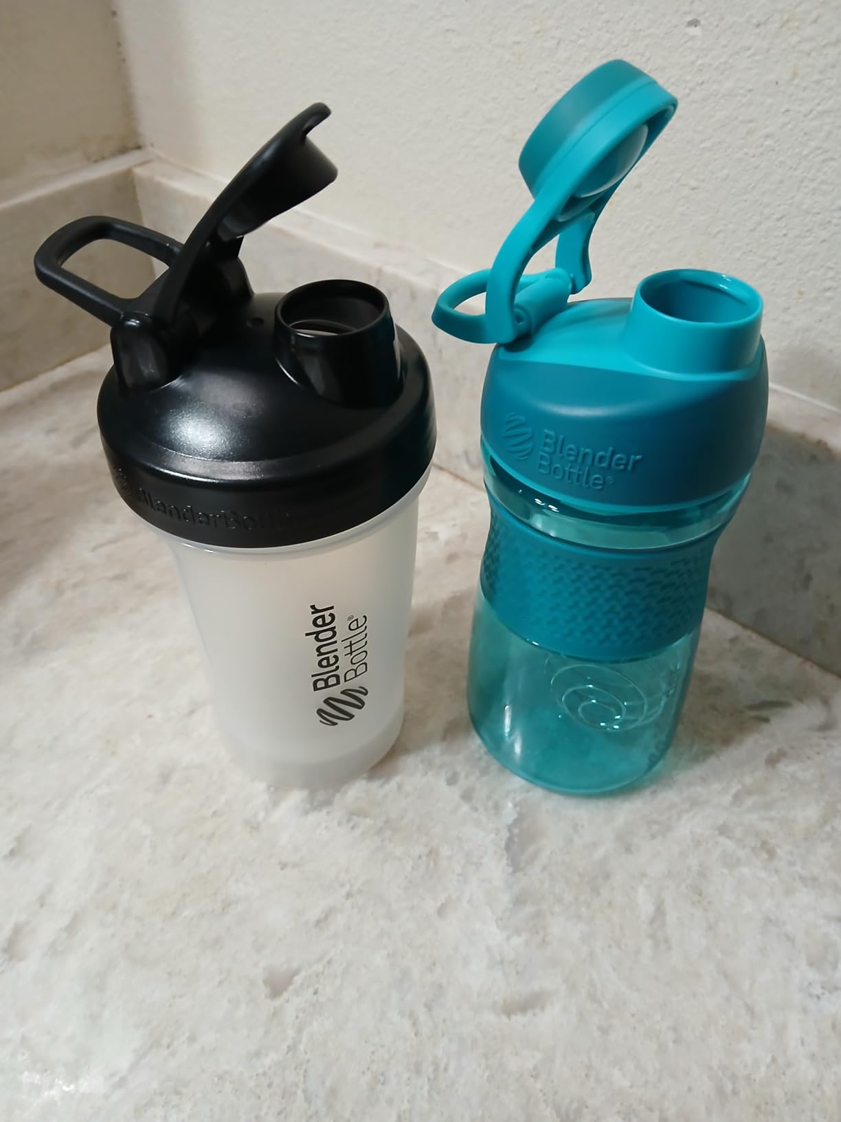 BlenderBottle Classic V2 Shaker Bottle Perfect for Protein Shakes and Pre Workout, 28-Ounce, Clear/Black Customer Review BlenderBottle Classic V2 Shaker Bottle Perfect for Protein Shakes and Pre Workout, 28-Ounce, Clear/Black - Customer Photo 2