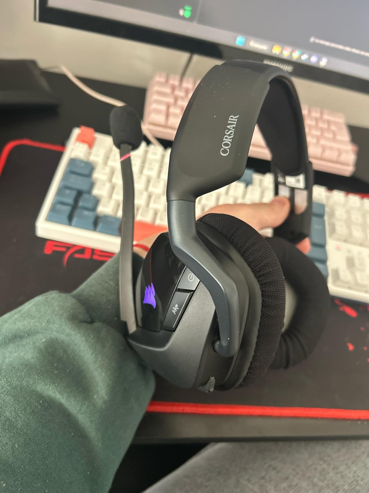 Corsair Void RGB Elite Wireless Gaming Headset – 7.1 Surround Sound – Omni-Directional Microphone – Microfiber Mesh Earpads – Up to 40ft Range – iCUE Compatible – PC, Mac, PS5, PS4 – Carbon - Customer Photo 4