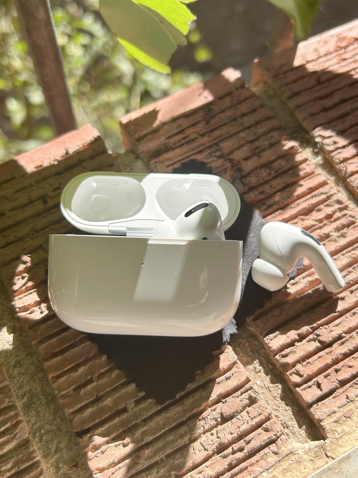 Apple AirPods Pro - 1st Gen (Renewed) Customer Review Apple AirPods Pro - 1st Gen (Renewed) - Customer Photo 1
