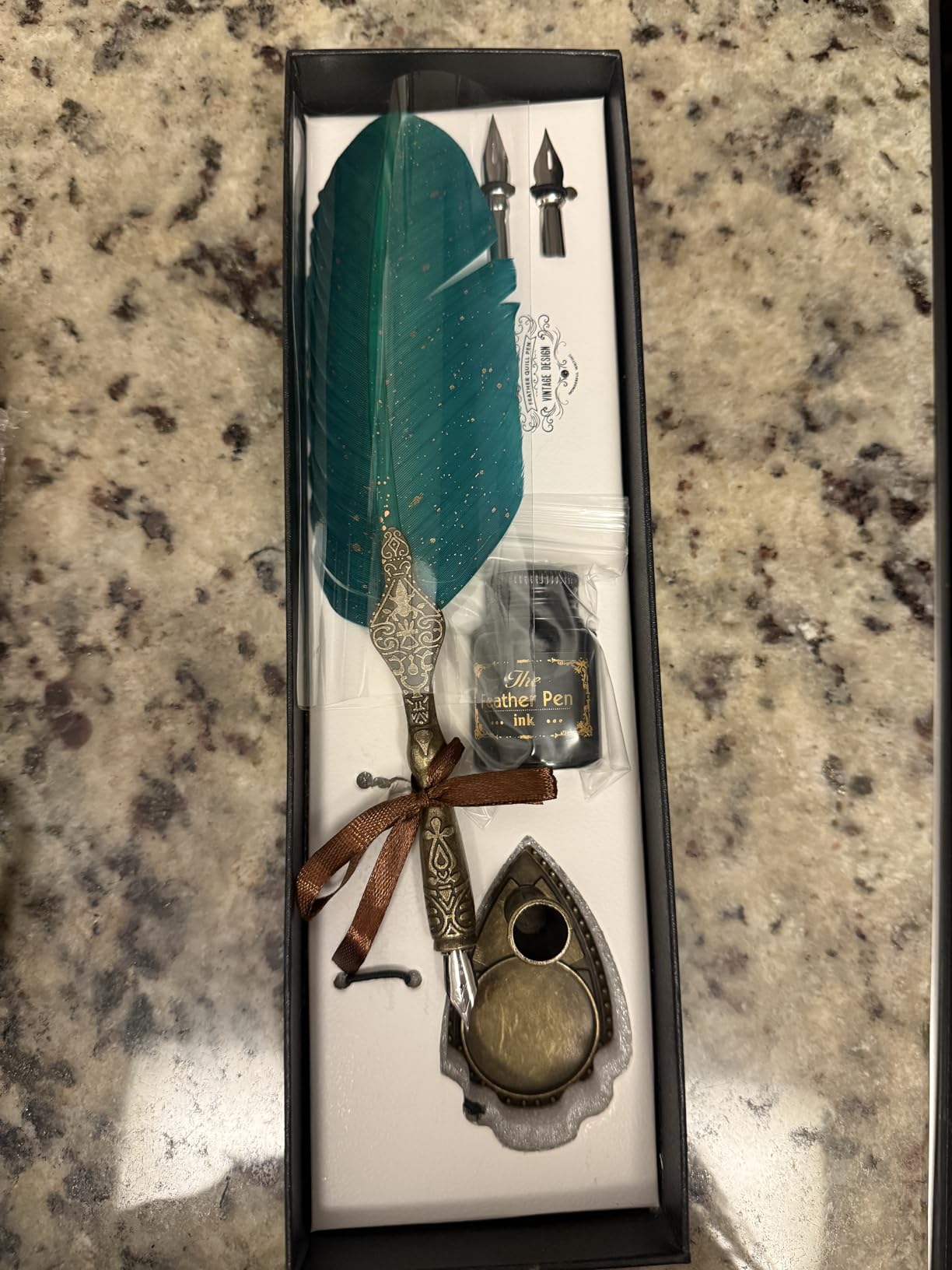 VANGOAL Vintage Green Feather Pen and Ink Set, Classic Series Goose Quill Pen with Carving Pen Stand, Calligraphy Pen Nibs, Black Dip Pen Ink, Antique Writing Gift for Writer Customer Review VANGOAL Vintage Green Feather Pen and Ink Set, Classic Series Goose Quill Pen with Carving Pen Stand, Calligraphy Pen Nibs, Black Dip Pen Ink, Antique Writing Gift for Writer - Customer Photo 2