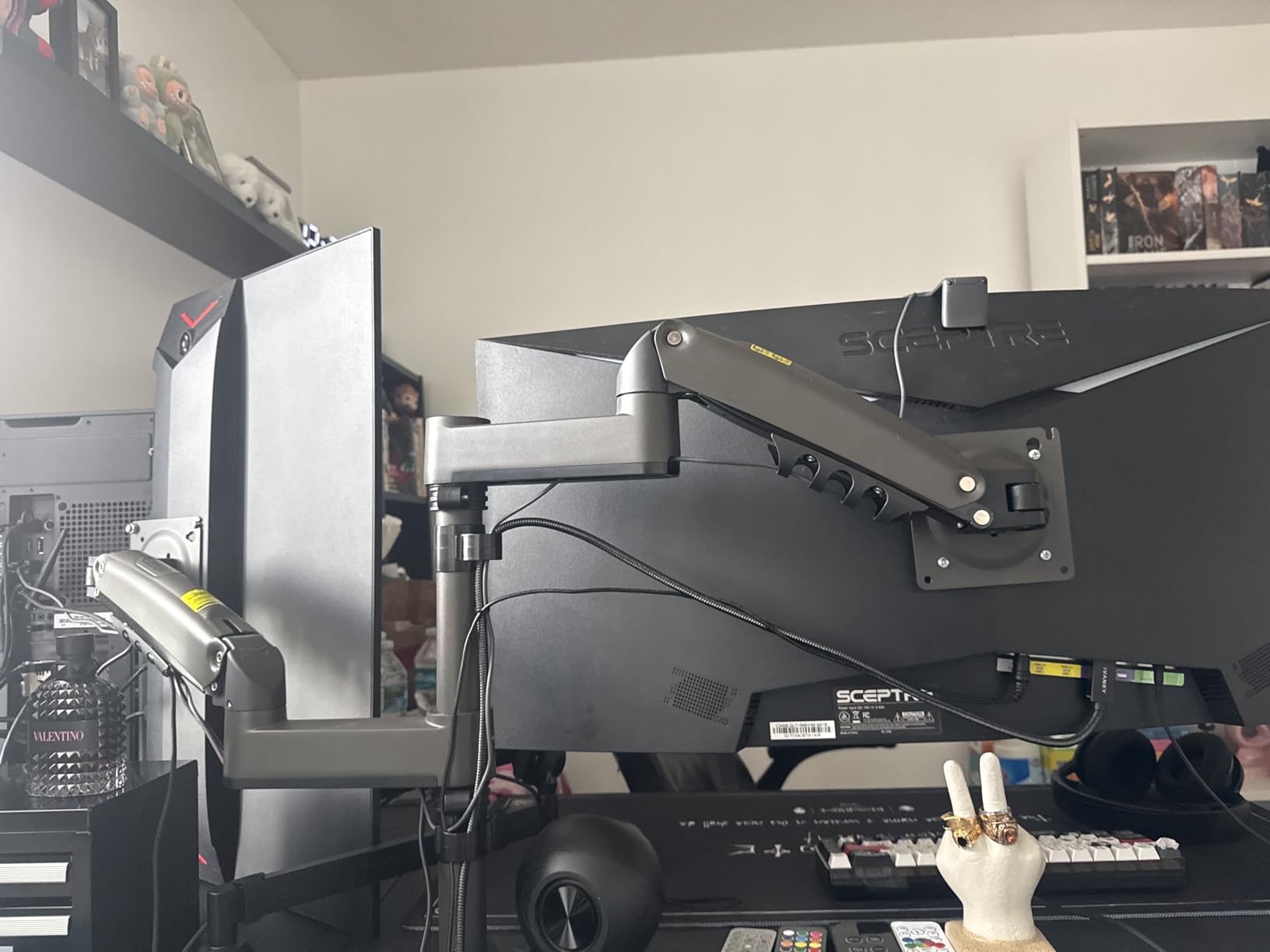 HUANUO 17-32 Inch Dual Monitor Stand, Gas Spring Dual Monitor Mount, Monitor Stand 2 Monitors, Ergonomic Adjustable Tilt/Swivel/Rotate, Weight Max 19.8 lbs, VESA 75/100mm Customer Review HUANUO 17-32 Inch Dual Monitor Stand, Gas Spring Dual Monitor Mount, Monitor Stand 2 Monitors, Ergonomic Adjustable Tilt/Swivel/Rotate, Weight Max 19.8 lbs, VESA 75/100mm - Customer Photo 1