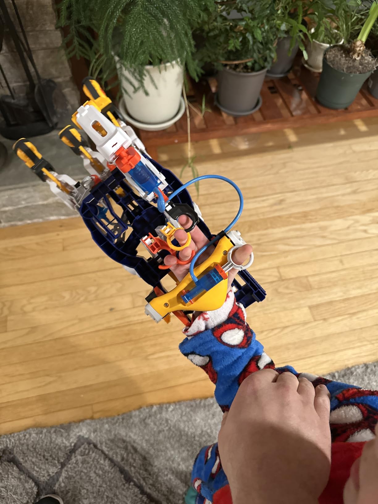 Thames & Kosmos Mega Cyborg Hand STEM Experiment Kit | Build Your Own GIANT Hydraulic Amazing Gripping Capabilities Adjustable for Different Sizes Learn Pneumatic Systems - Customer Photo 2